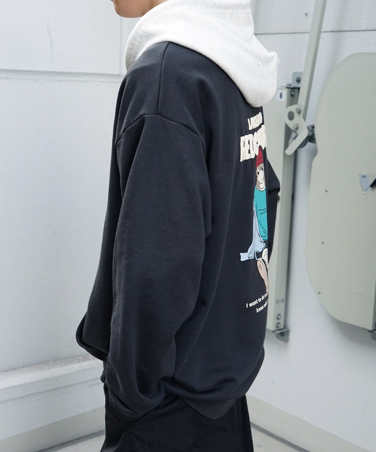 【RED CAP GIRL】24SS ビッグシルエット フロント発泡プリントプルオーバーパーカー