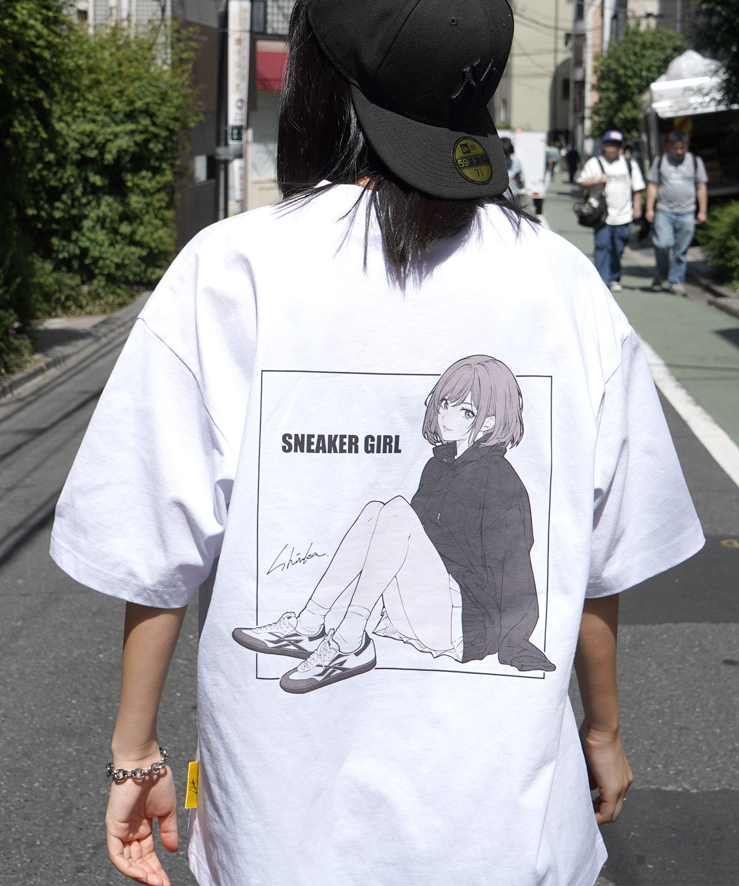 【5月下旬お届け予約商品】25SS【SNKR GIRL × #鹿 (Shika) コラボ】スニーカーガール ビッグシルエット バックイラスト プリントTシャツ