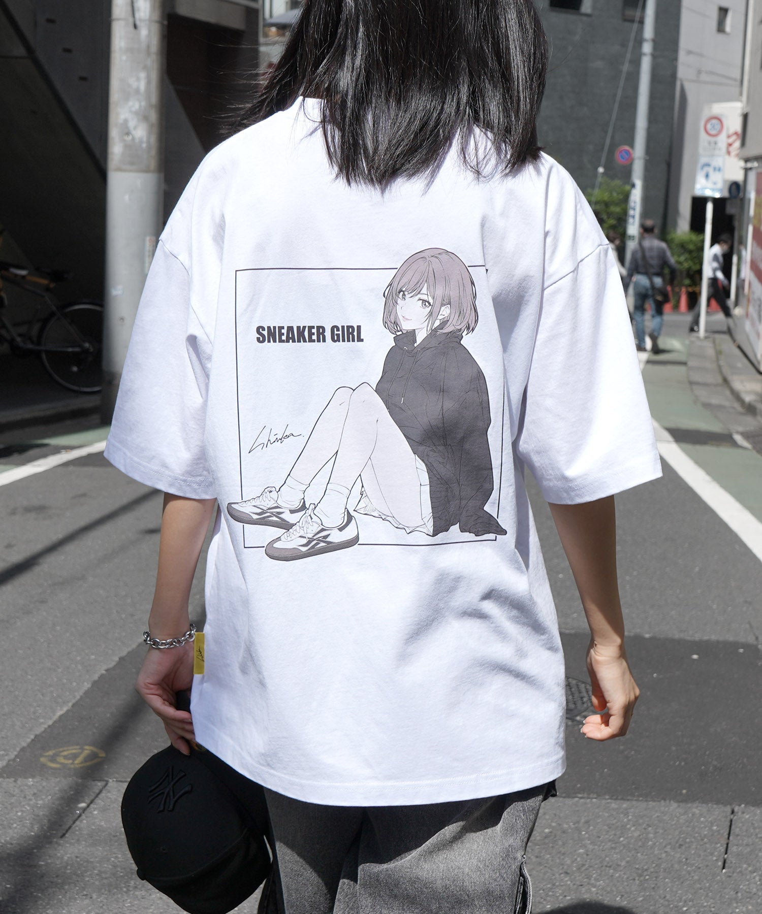 【5月下旬お届け予約商品】25SS【SNKR GIRL × #鹿 (Shika) コラボ】スニーカーガール ビッグシルエット バックイラスト プリントTシャツ
