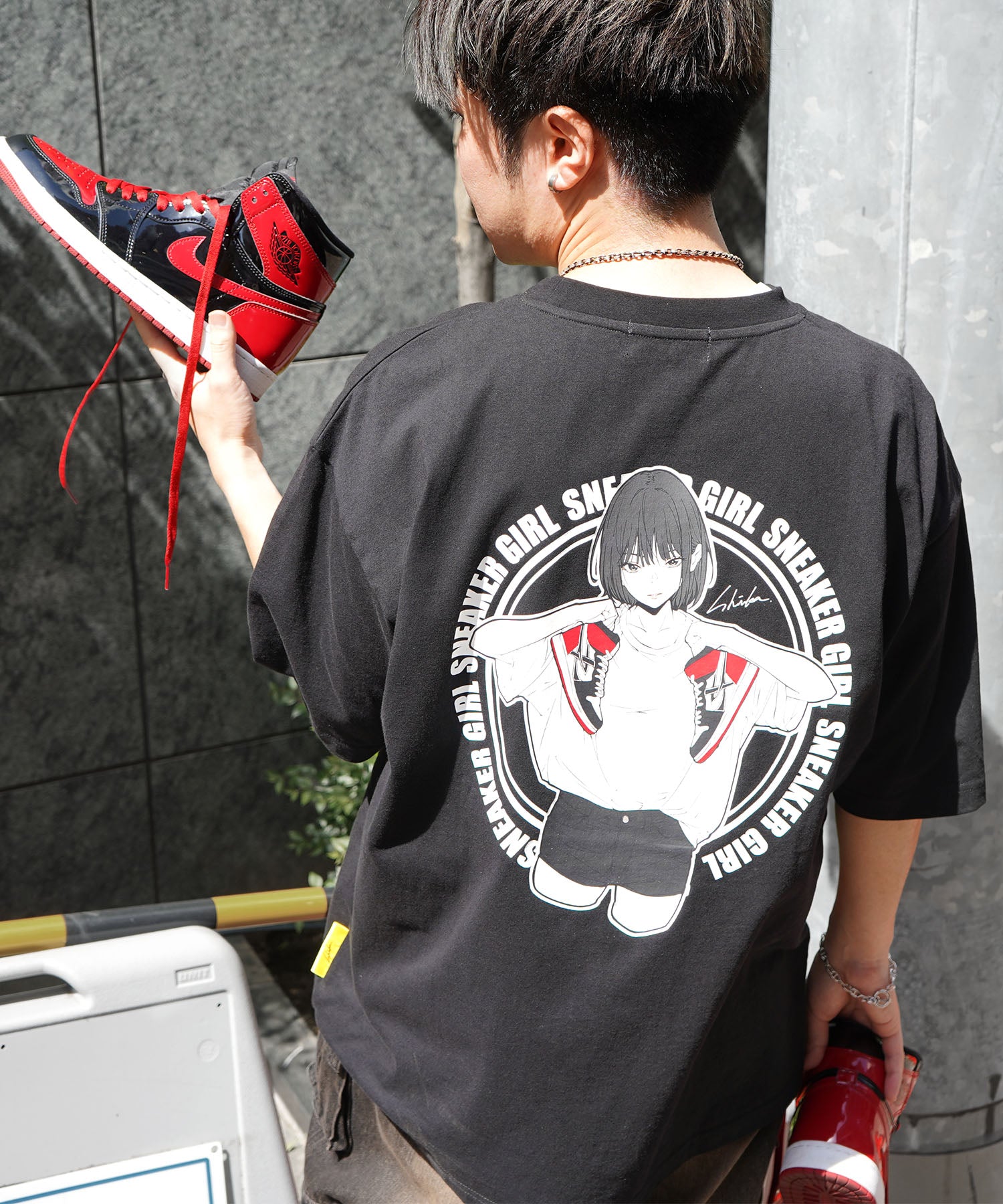 【5月下旬お届け予約商品】25SS【SNKR GIRL × #鹿 (Shika) コラボ】スニーカーガール ビッグシルエット サークルロゴ バックイラスト プリントTシャツ
