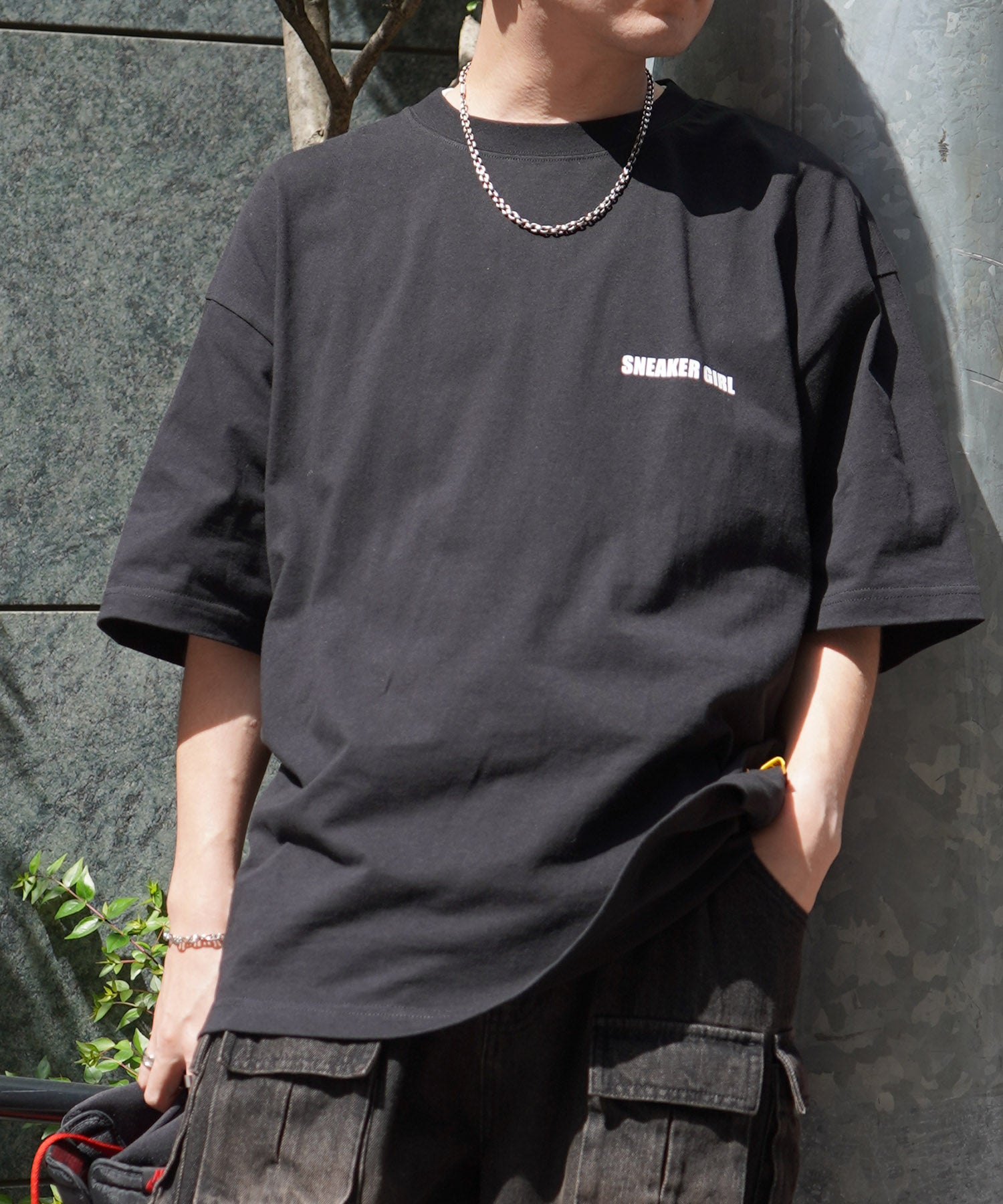 【5月下旬お届け予約商品】25SS【SNKR GIRL × #鹿 (Shika) コラボ】スニーカーガール ビッグシルエット サークルロゴ バックイラスト プリントTシャツ