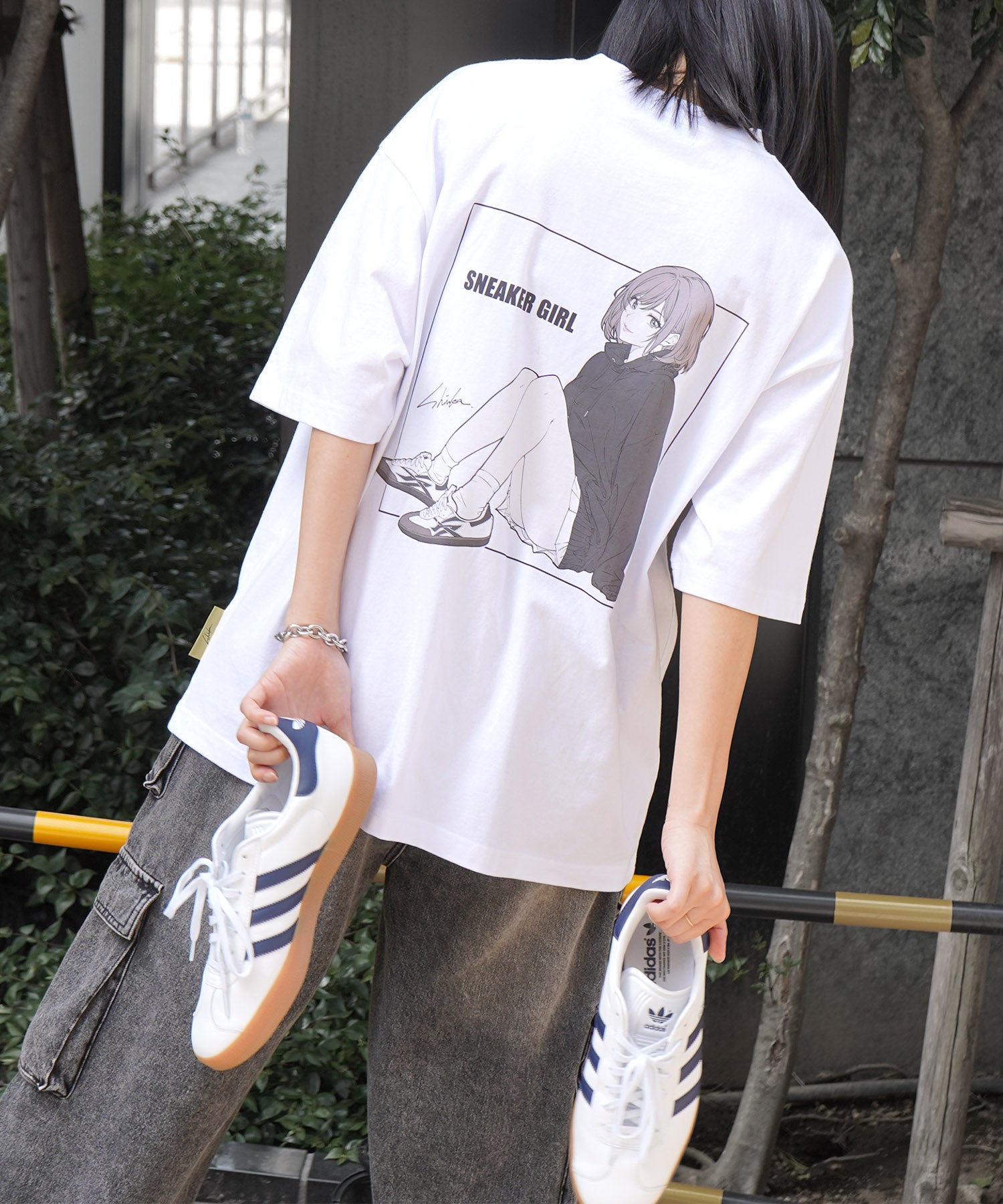 【5月下旬お届け予約商品】25SS【SNKR GIRL × #鹿 (Shika) コラボ】スニーカーガール ビッグシルエット バックイラスト プリントTシャツ