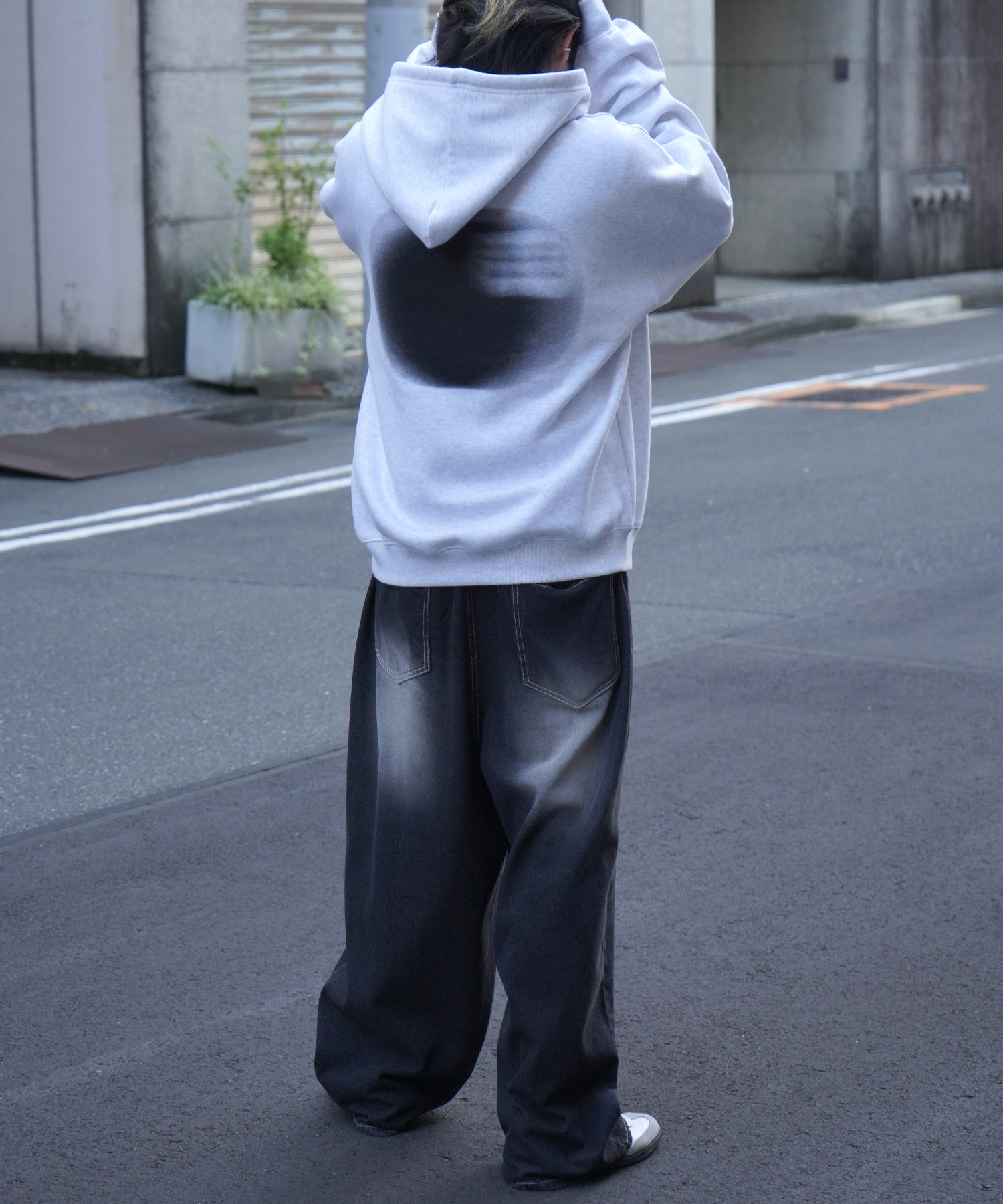 ビッグシルエット フェード8ボール バックプリントパーカー