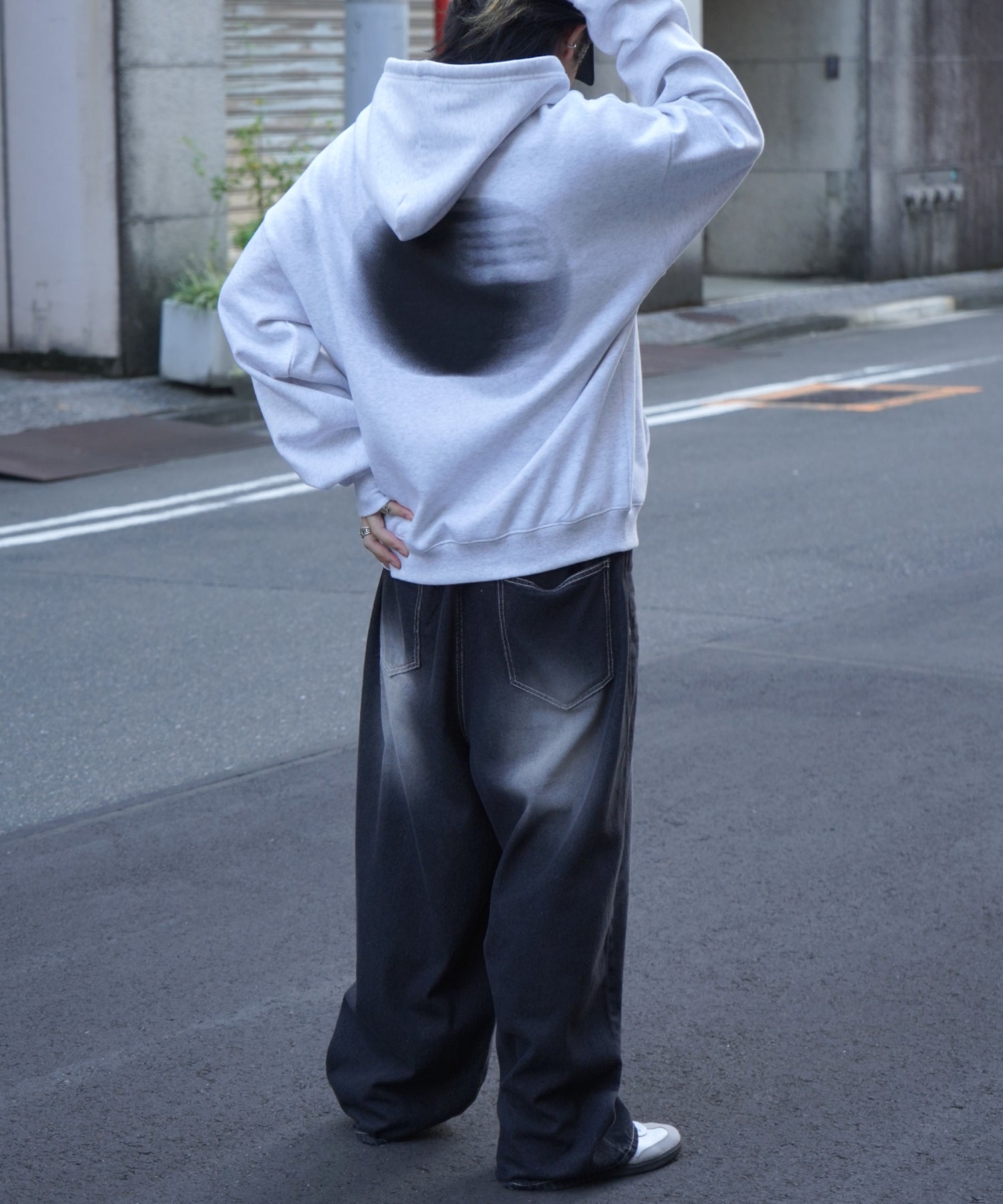 ビッグシルエット フェード8ボール バックプリントパーカー