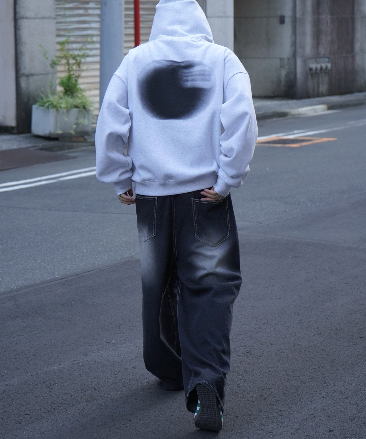 ビッグシルエット フェード8ボール バックプリントパーカー