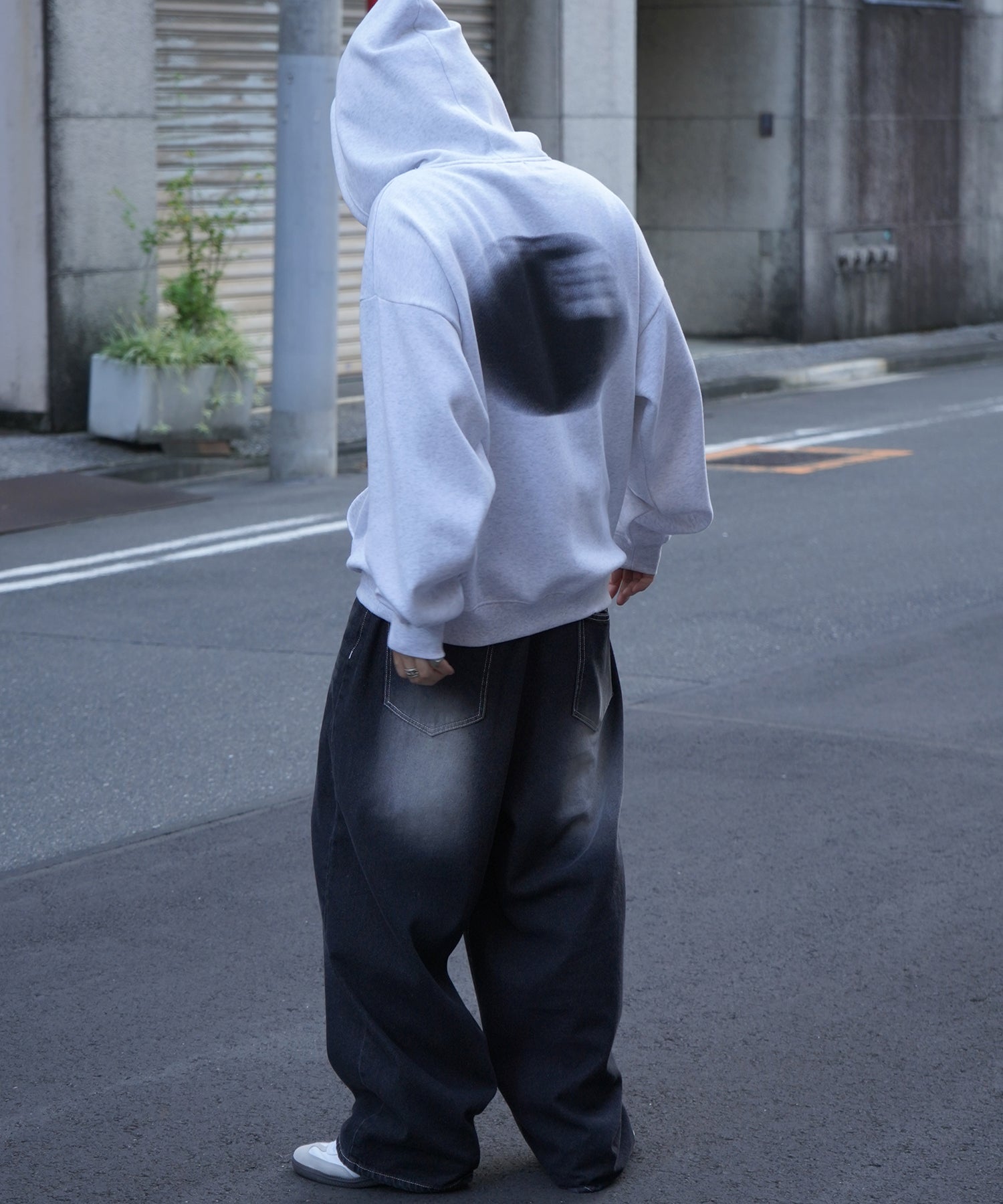 ビッグシルエット フェード8ボール バックプリントパーカー