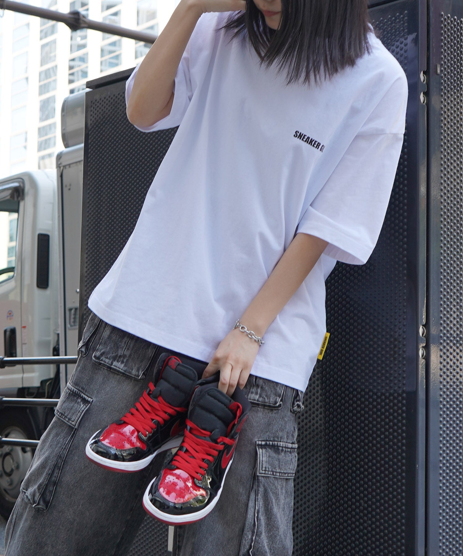 【5月下旬お届け予約商品】25SS【SNKR GIRL × #鹿 (Shika) コラボ】スニーカーガール ビッグシルエット サークルロゴ バックイラスト プリントTシャツ