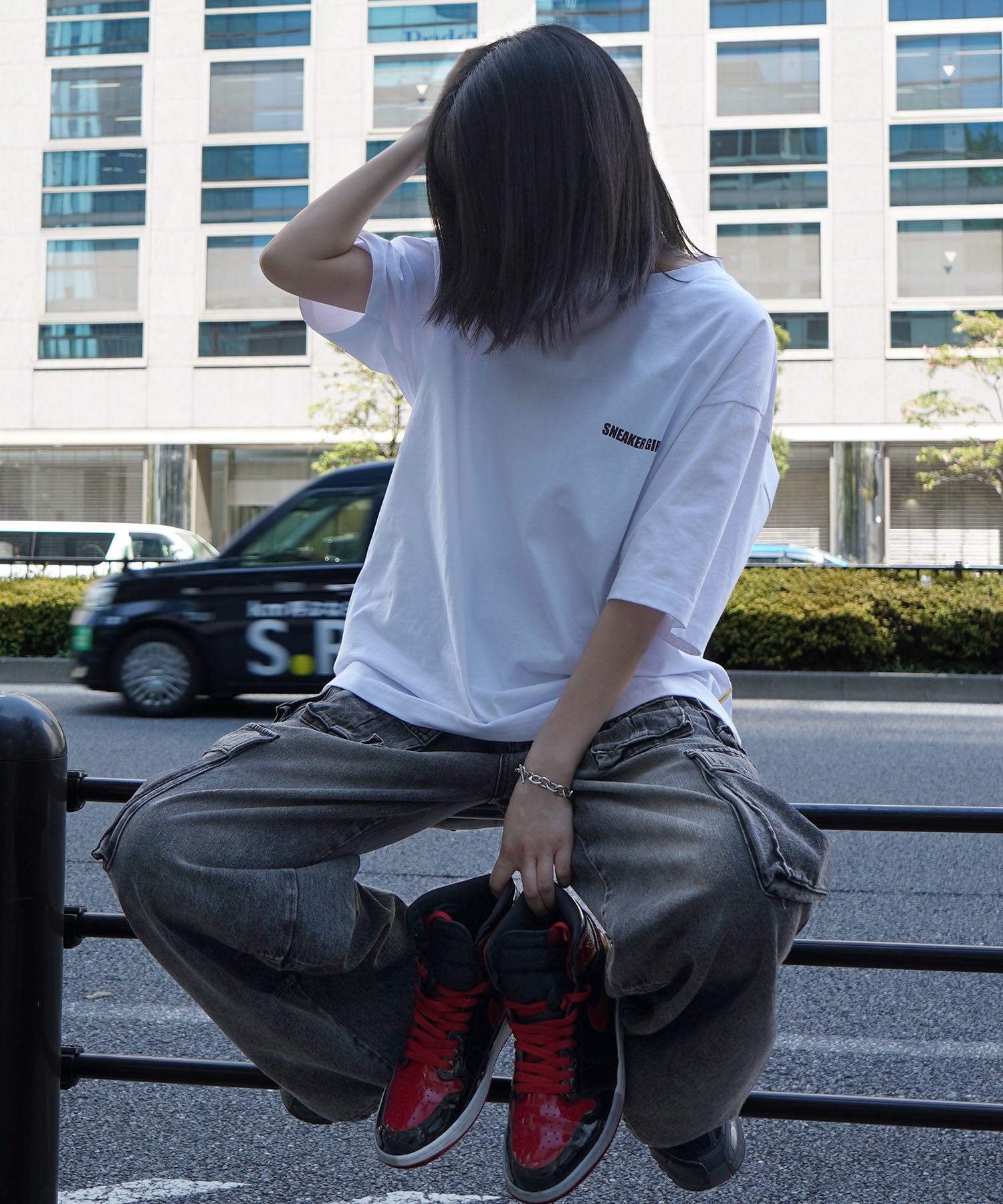 【5月下旬お届け予約商品】25SS【SNKR GIRL × #鹿 (Shika) コラボ】スニーカーガール ビッグシルエット サークルロゴ バックイラスト プリントTシャツ