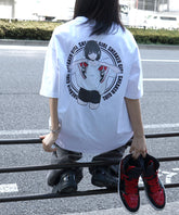 【5月下旬お届け予約商品】25SS【SNKR GIRL × #鹿 (Shika) コラボ】スニーカーガール ビッグシルエット サークルロゴ バックイラスト プリントTシャツ