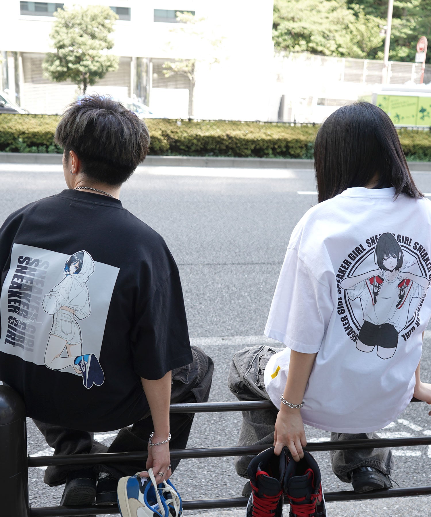 【5月下旬お届け予約商品】25SS【SNKR GIRL × #鹿 (Shika) コラボ】スニーカーガール ビッグシルエット サークルロゴ バックイラスト プリントTシャツ