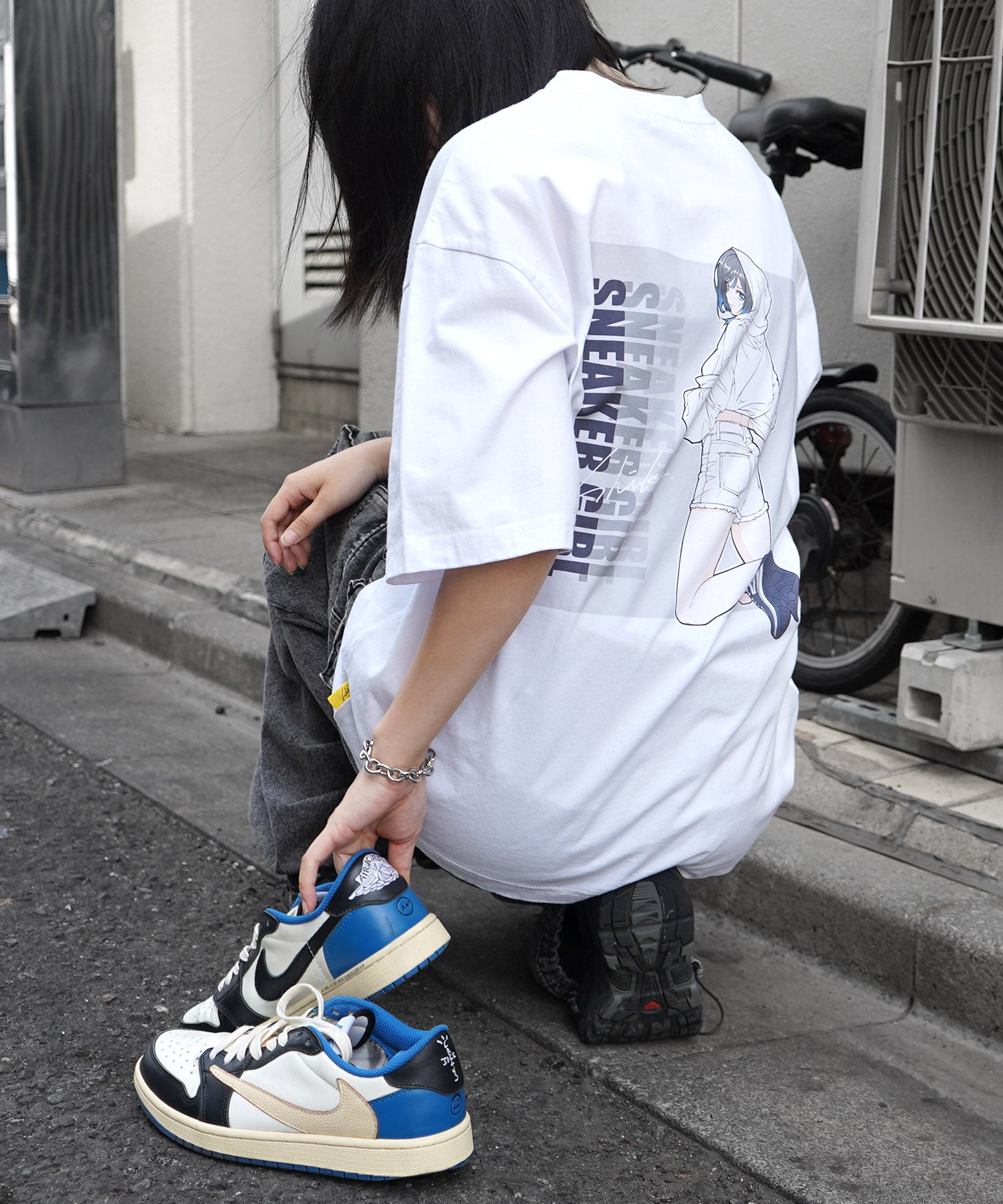【5月下旬お届け予約商品】25SS【SNKR GIRL × #鹿 (Shika) コラボ】スニーカーガール ビッグシルエット スクエア バックイラスト プリントTシャツ