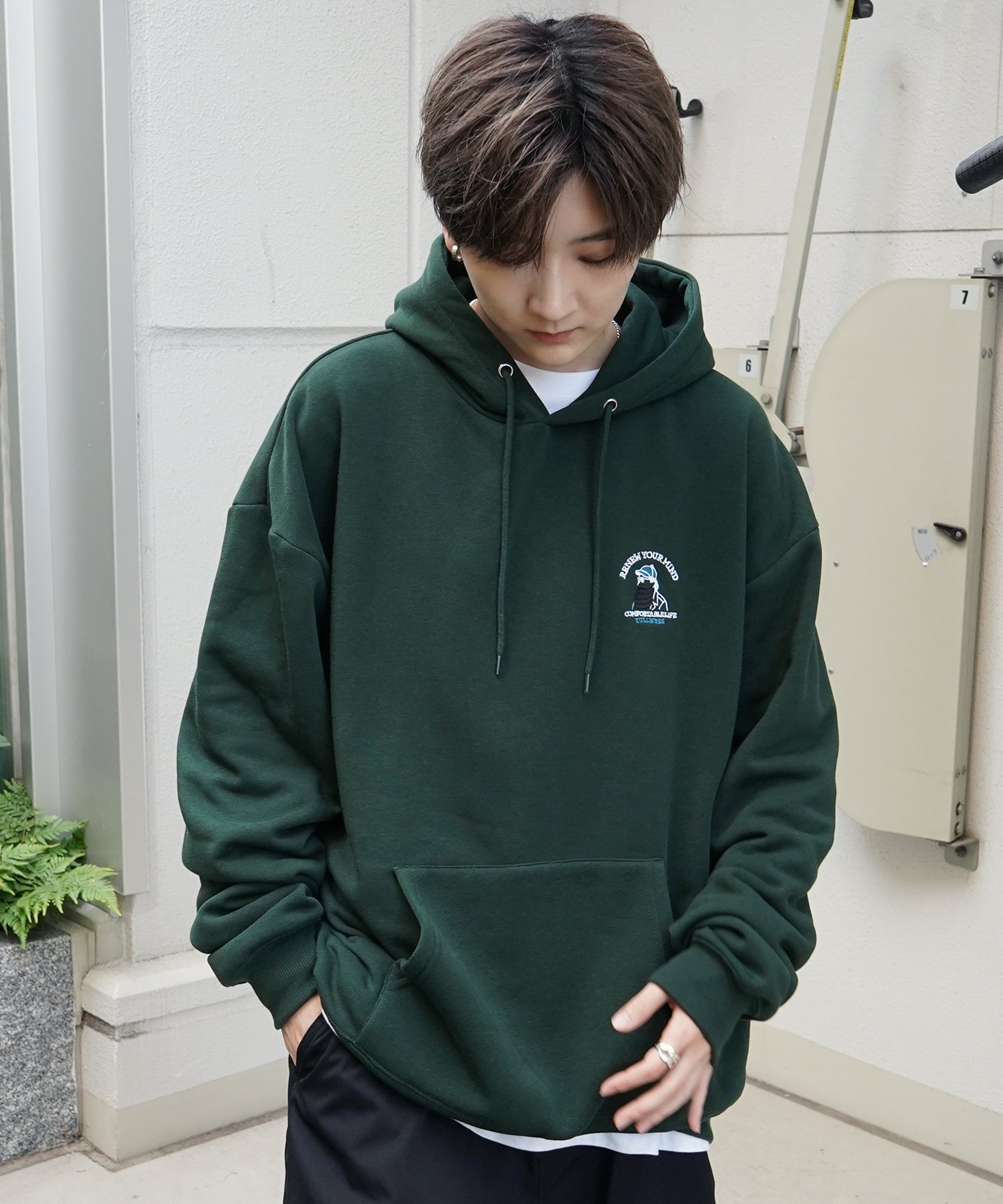 ヒゲオジサン刺繡A ワンポイント刺繍ロゴ ビッグシルエット 裏起毛プルオーバーパーカー