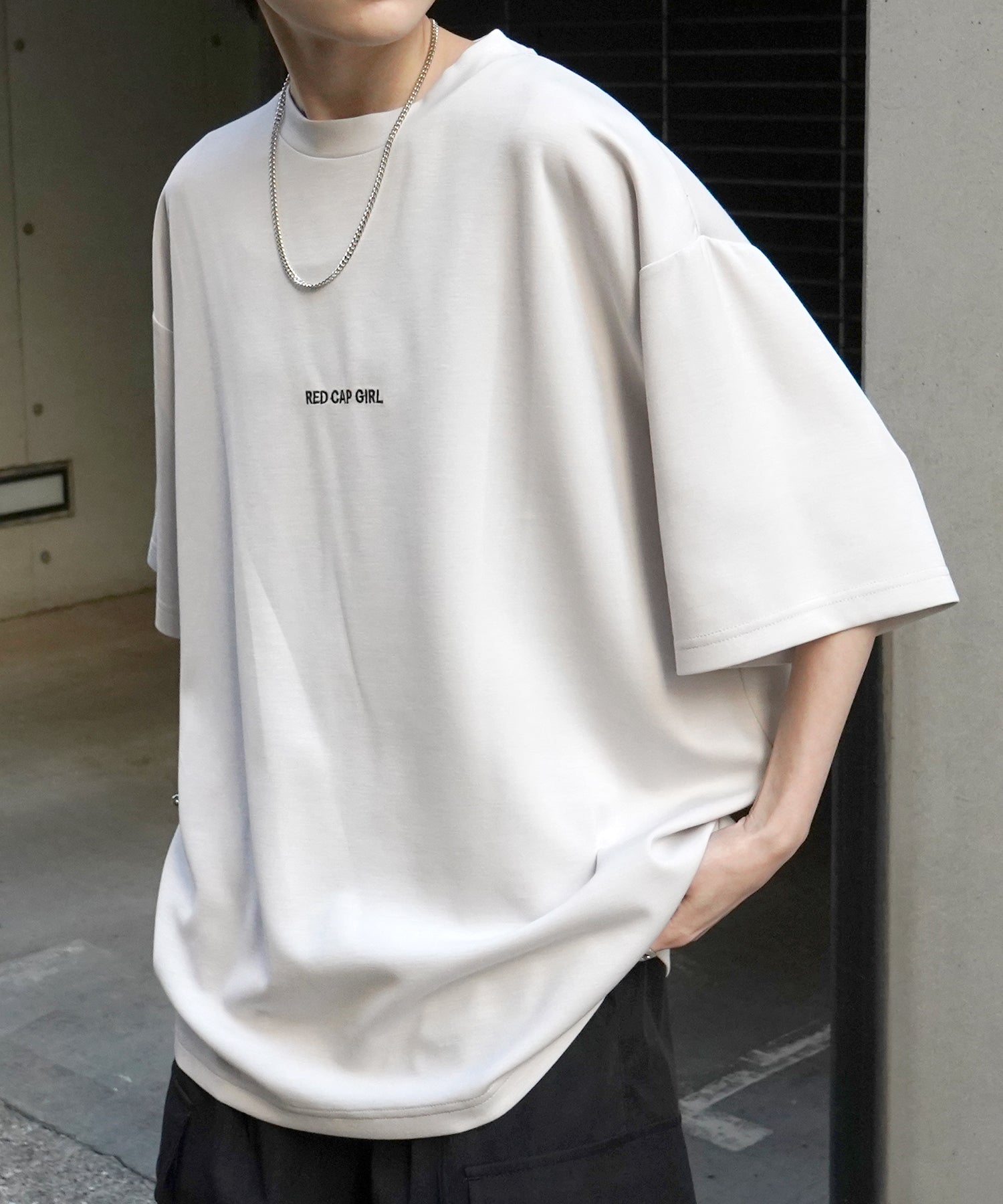 【RED CAP GIRL】 バックイラスト ワンポイント刺繍 ドレープとろみ ポンチ ビッグシルエットプリントTシャツ 25SS