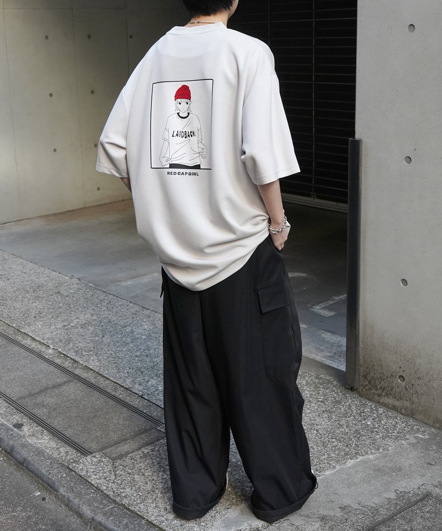 【RED CAP GIRL】 バックイラスト ワンポイント刺繍 ドレープとろみ ポンチ ビッグシルエットプリントTシャツ 25SS