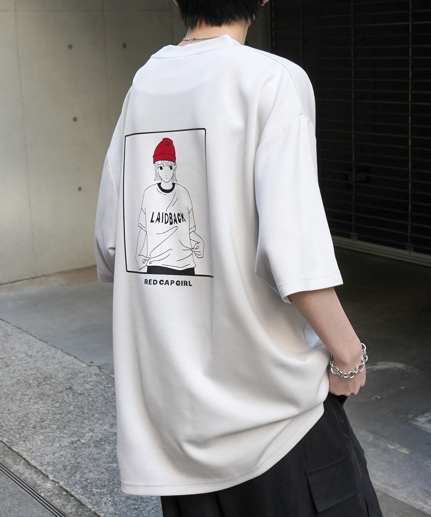 【RED CAP GIRL】 バックイラスト ワンポイント刺繍 ドレープとろみ ポンチ ビッグシルエットプリントTシャツ 25SS