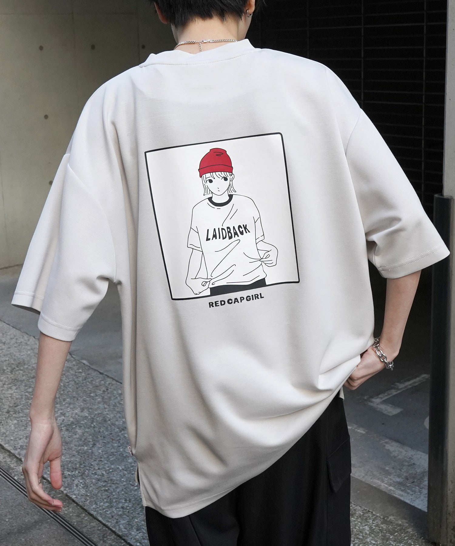 【RED CAP GIRL】 バックイラスト ワンポイント刺繍 ドレープとろみ ポンチ ビッグシルエットプリントTシャツ 25SS