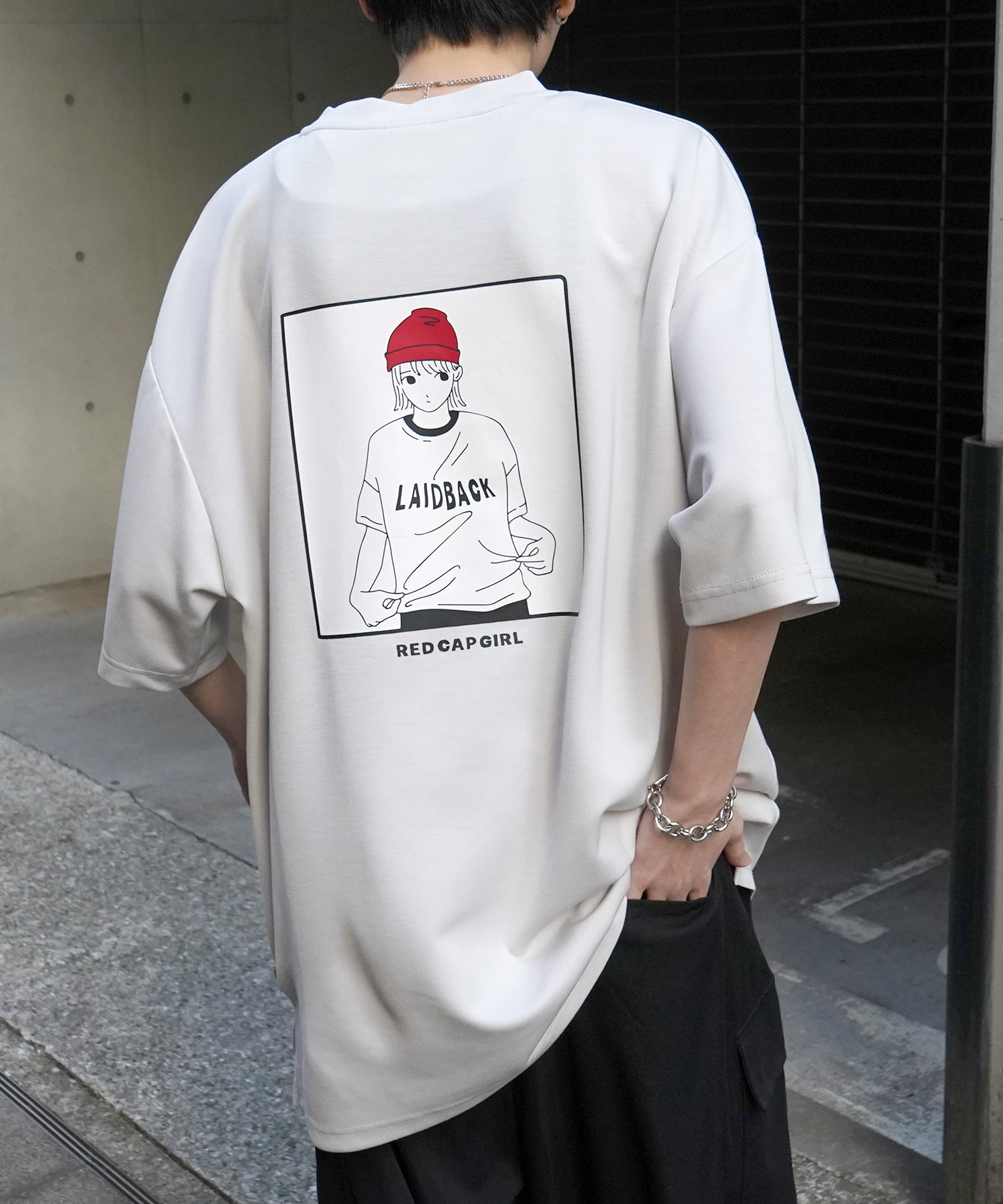 【RED CAP GIRL】 バックイラスト ワンポイント刺繍 ドレープとろみ ポンチ ビッグシルエットプリントTシャツ 25SS