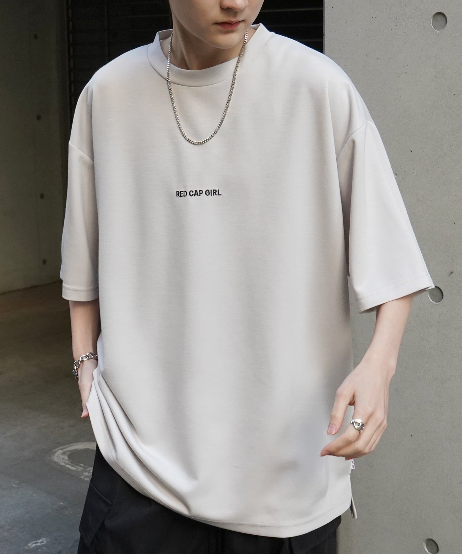【RED CAP GIRL】バック転写 ワンポイント刺繍 ドレープとろみ ポンチ ビッグシルエットプリントTシャツ 25SS