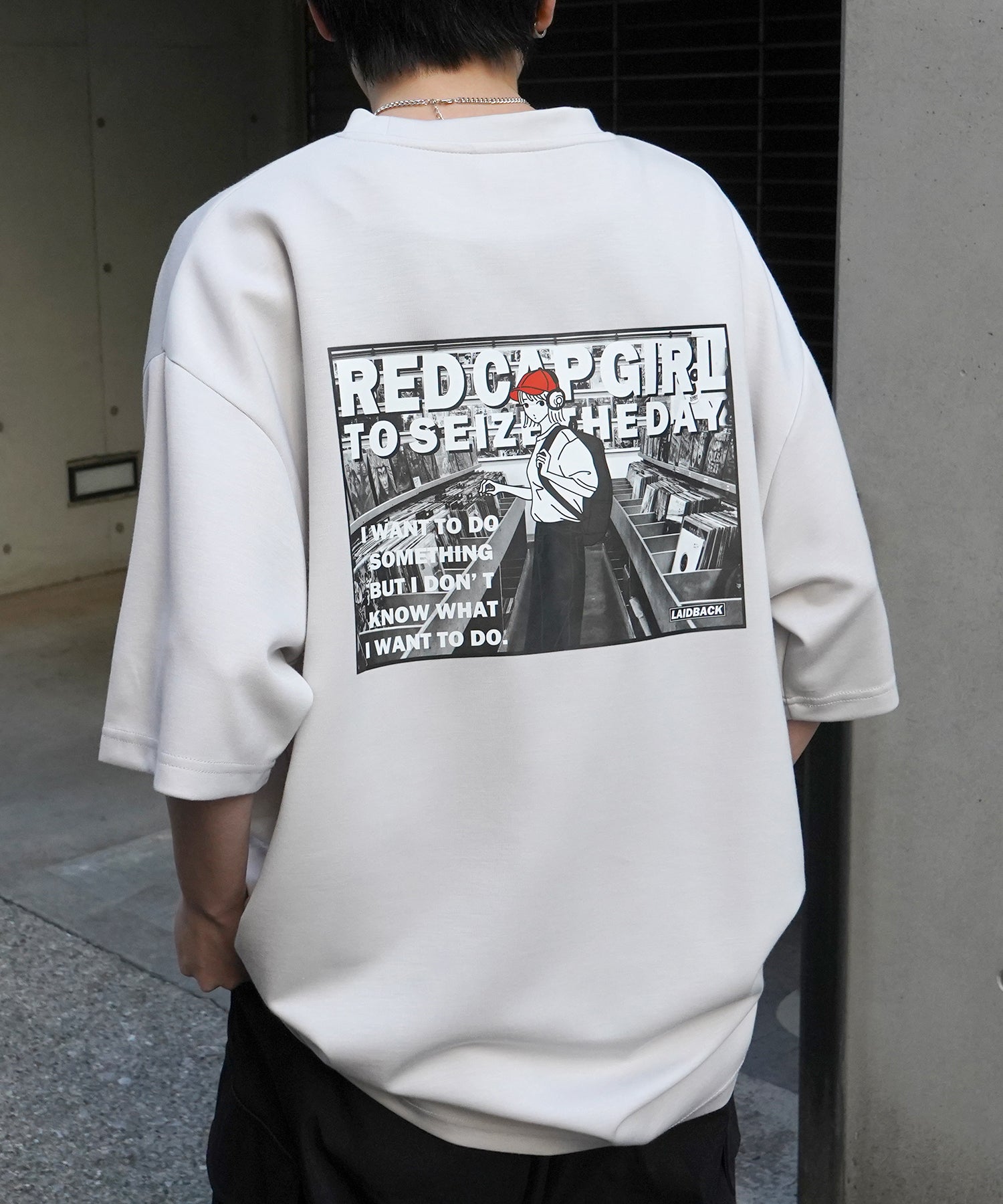 【RED CAP GIRL】バック転写 ワンポイント刺繍 ドレープとろみ ポンチ ビッグシルエットプリントTシャツ 25SS