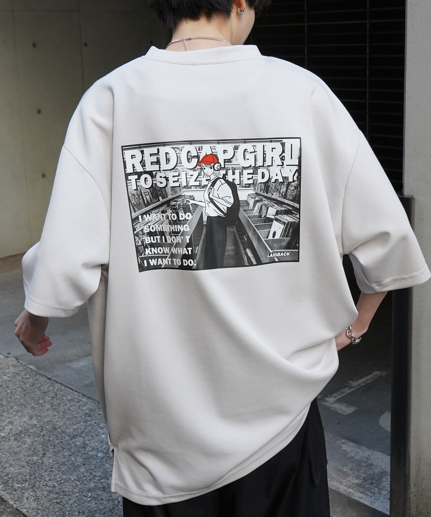 【RED CAP GIRL】バック転写 ワンポイント刺繍 ドレープとろみ ポンチ ビッグシルエットプリントTシャツ 25SS
