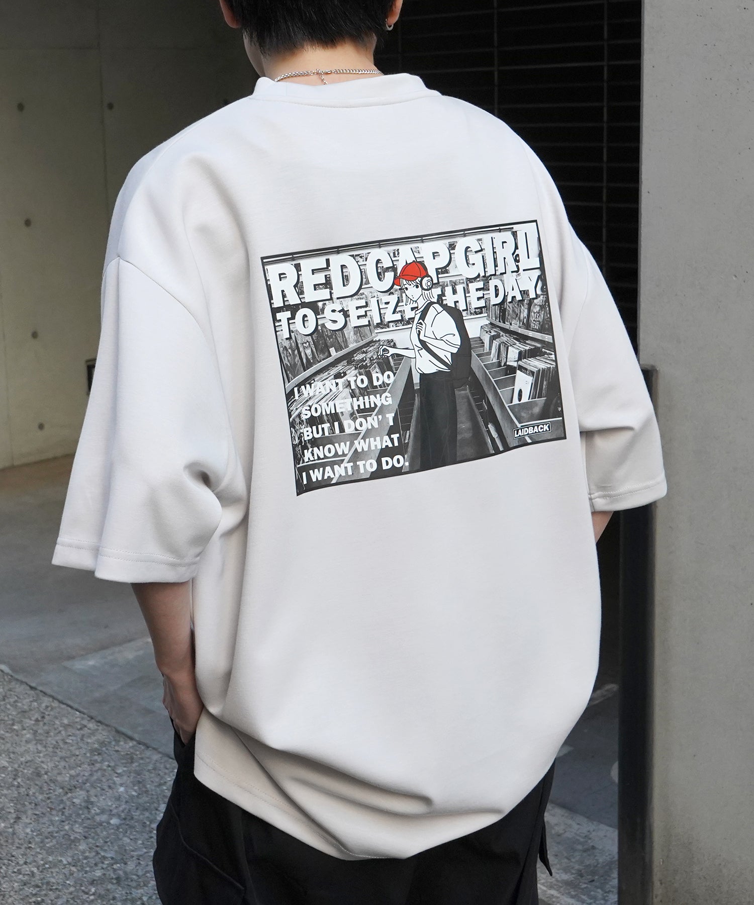 【RED CAP GIRL】バック転写 ワンポイント刺繍 ドレープとろみ ポンチ ビッグシルエットプリントTシャツ 25SS