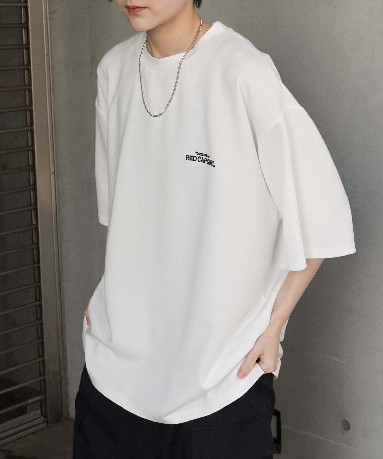 【RED CAP GIRL】 バックイラスト / バック転写 ワンポイント刺繍 ドレープとろみ ポンチ ビッグシルエットプリントTシャツ 25SS