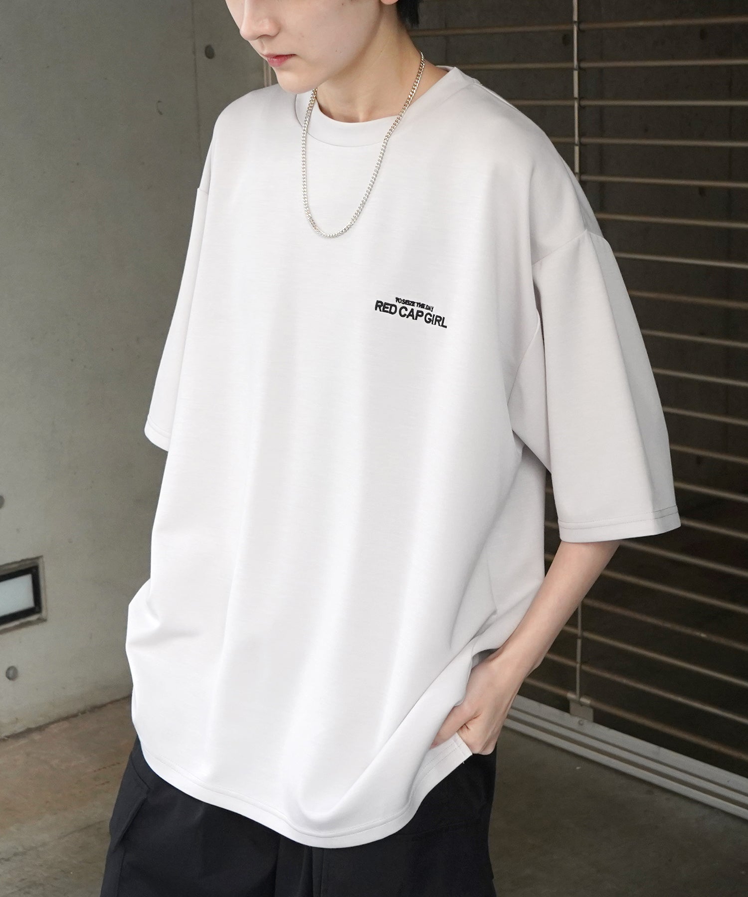 【RED CAP GIRL】 バックイラスト / バック転写 ワンポイント刺繍 ドレープとろみ ポンチ ビッグシルエットプリントTシャツ 25SS