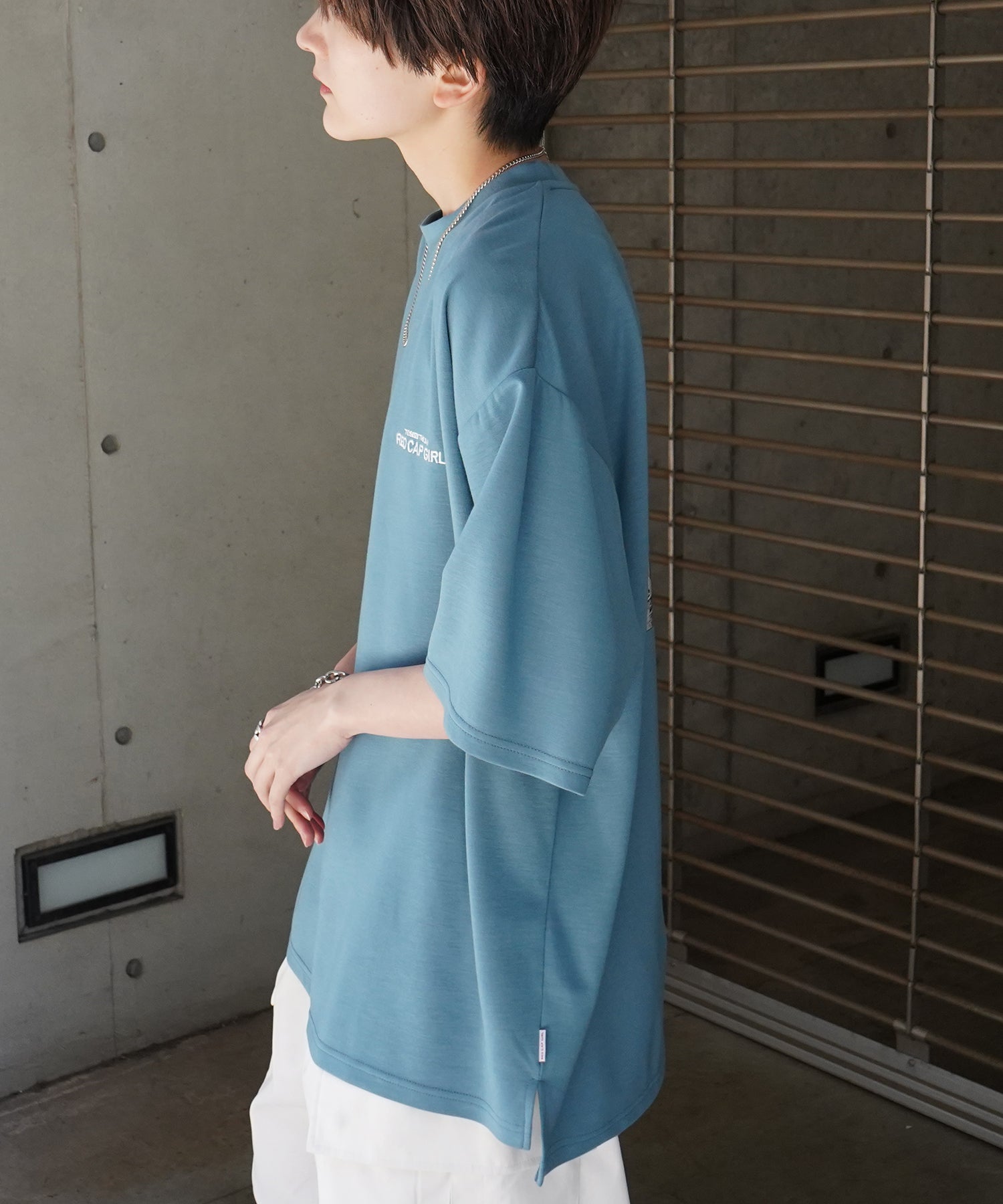 【RED CAP GIRL】 バックイラスト / バック転写 ワンポイント刺繍 ドレープとろみ ポンチ ビッグシルエットプリントTシャツ 25SS