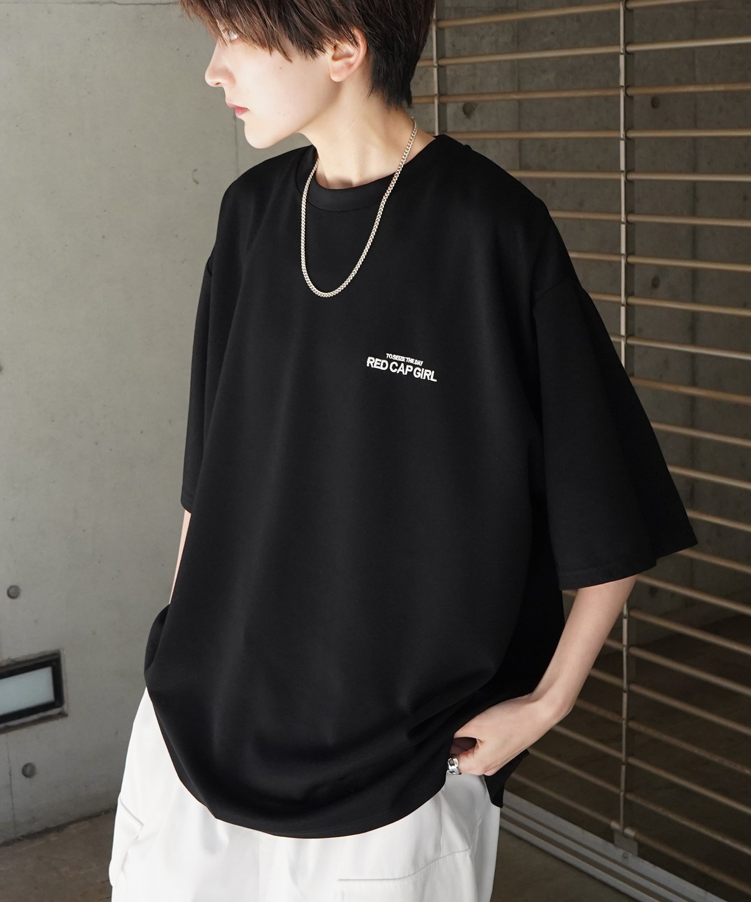 【RED CAP GIRL】 バックイラスト / バック転写 ワンポイント刺繍 ドレープとろみ ポンチ ビッグシルエットプリントTシャツ 25SS