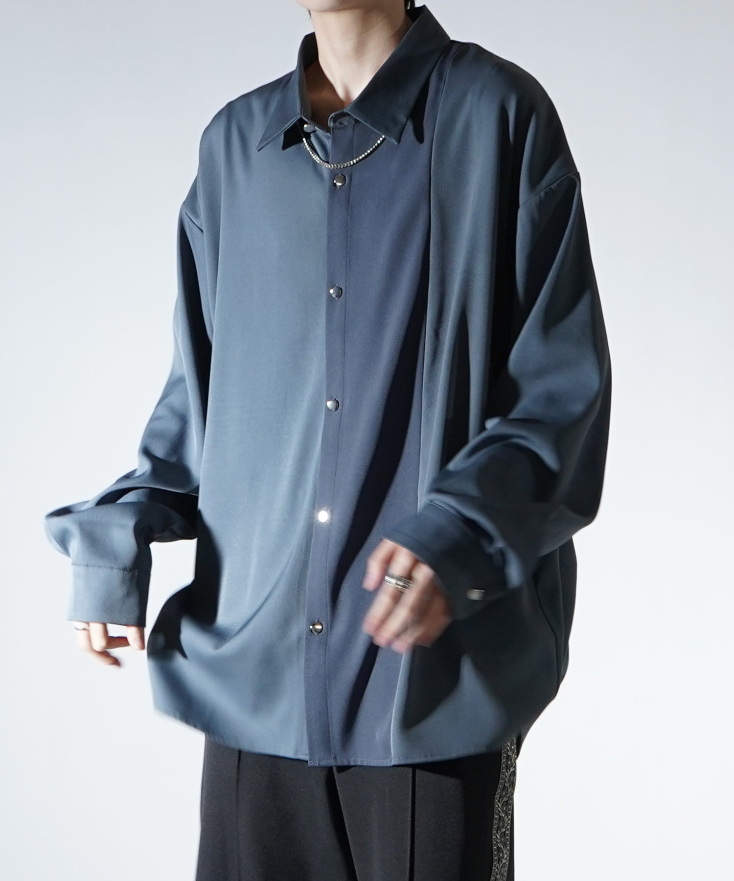 アシンメトリーキリカエ ドレープとろみ ビッグシルエット長袖シャツ
