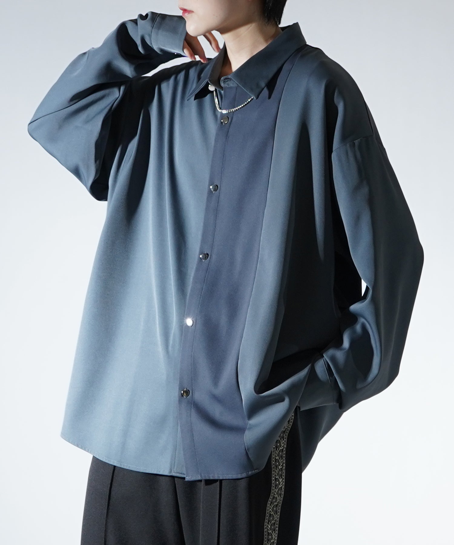アシンメトリーキリカエ ドレープとろみ ビッグシルエット長袖シャツ
