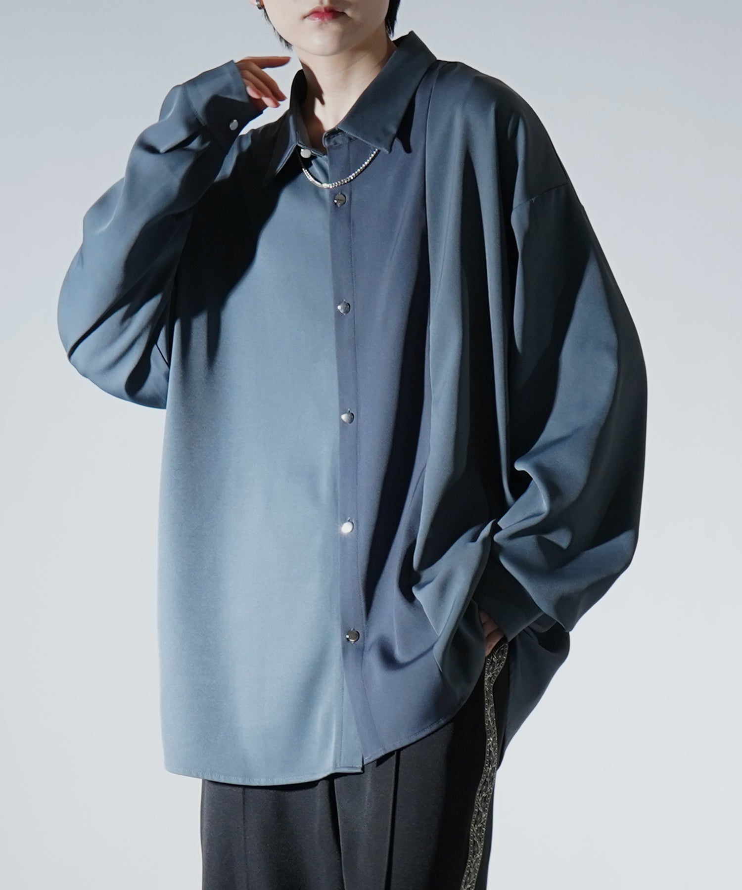 アシンメトリーキリカエ ドレープとろみ ビッグシルエット長袖シャツ
