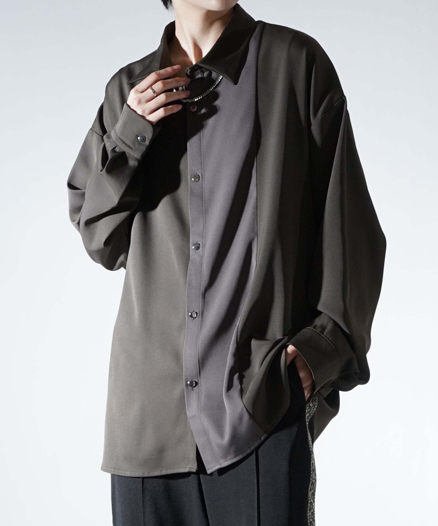 アシンメトリーキリカエ ドレープとろみ ビッグシルエット長袖シャツ