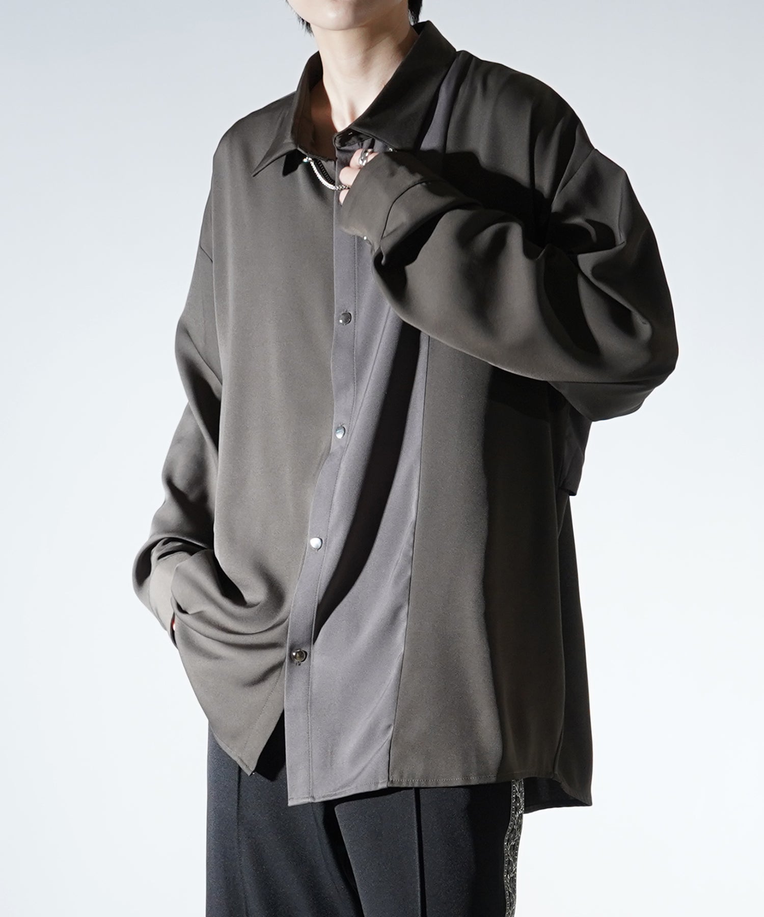 アシンメトリーキリカエ ドレープとろみ ビッグシルエット長袖シャツ