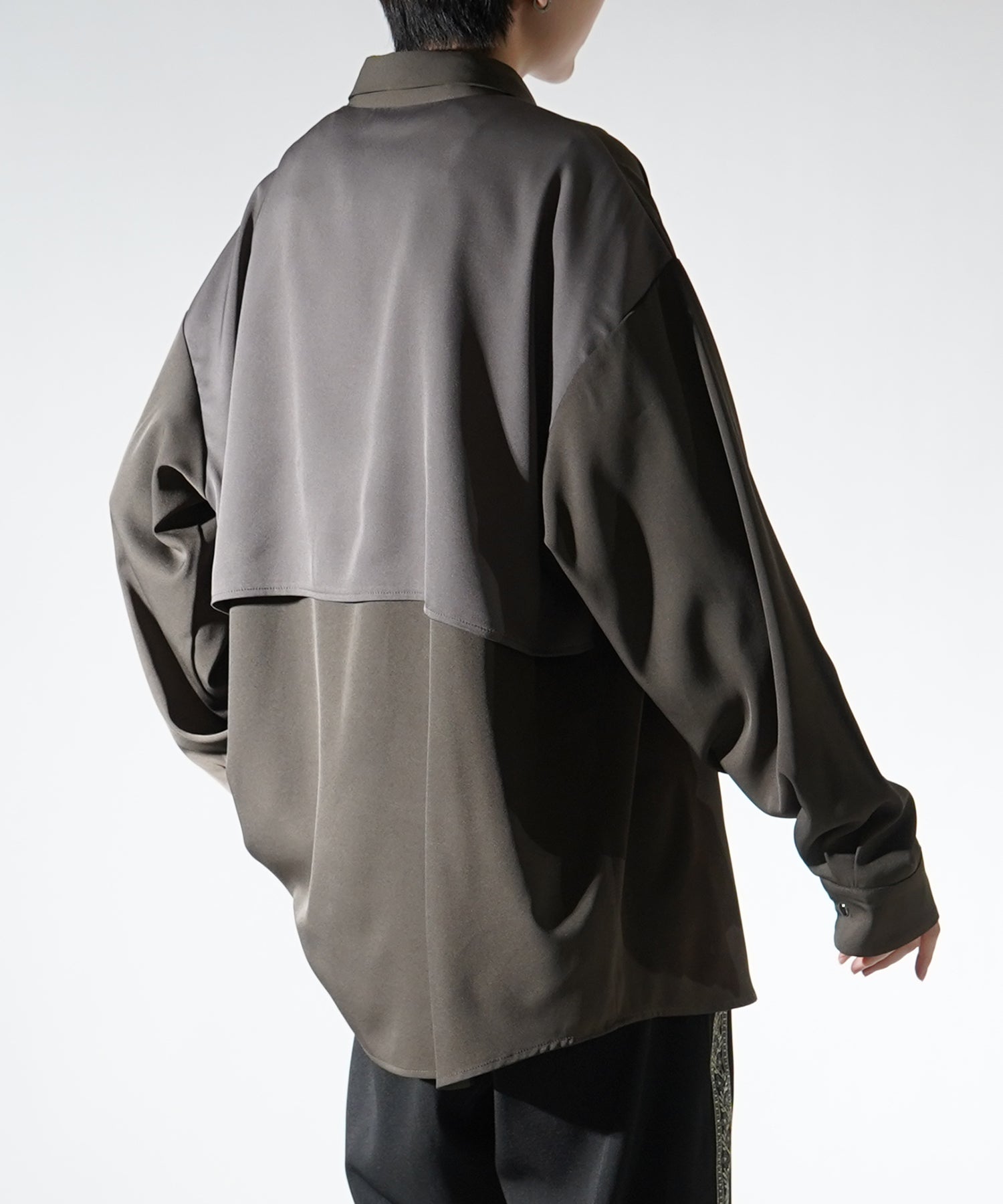 アシンメトリーキリカエ ドレープとろみ ビッグシルエット長袖シャツ