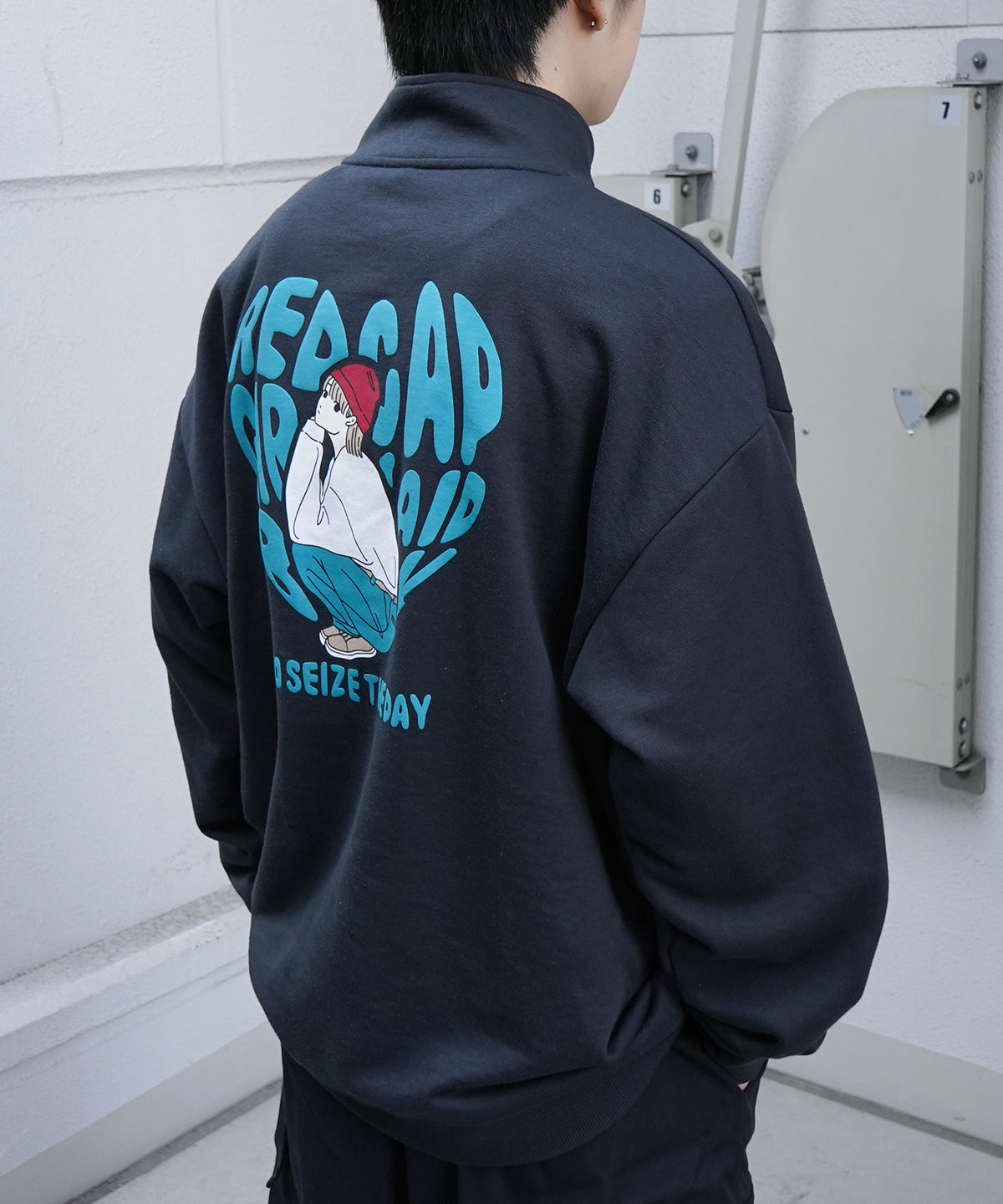 【RED CAP GIRL】24SS ビッグシルエット バックプリント ハーフジッププルオーバースウェット