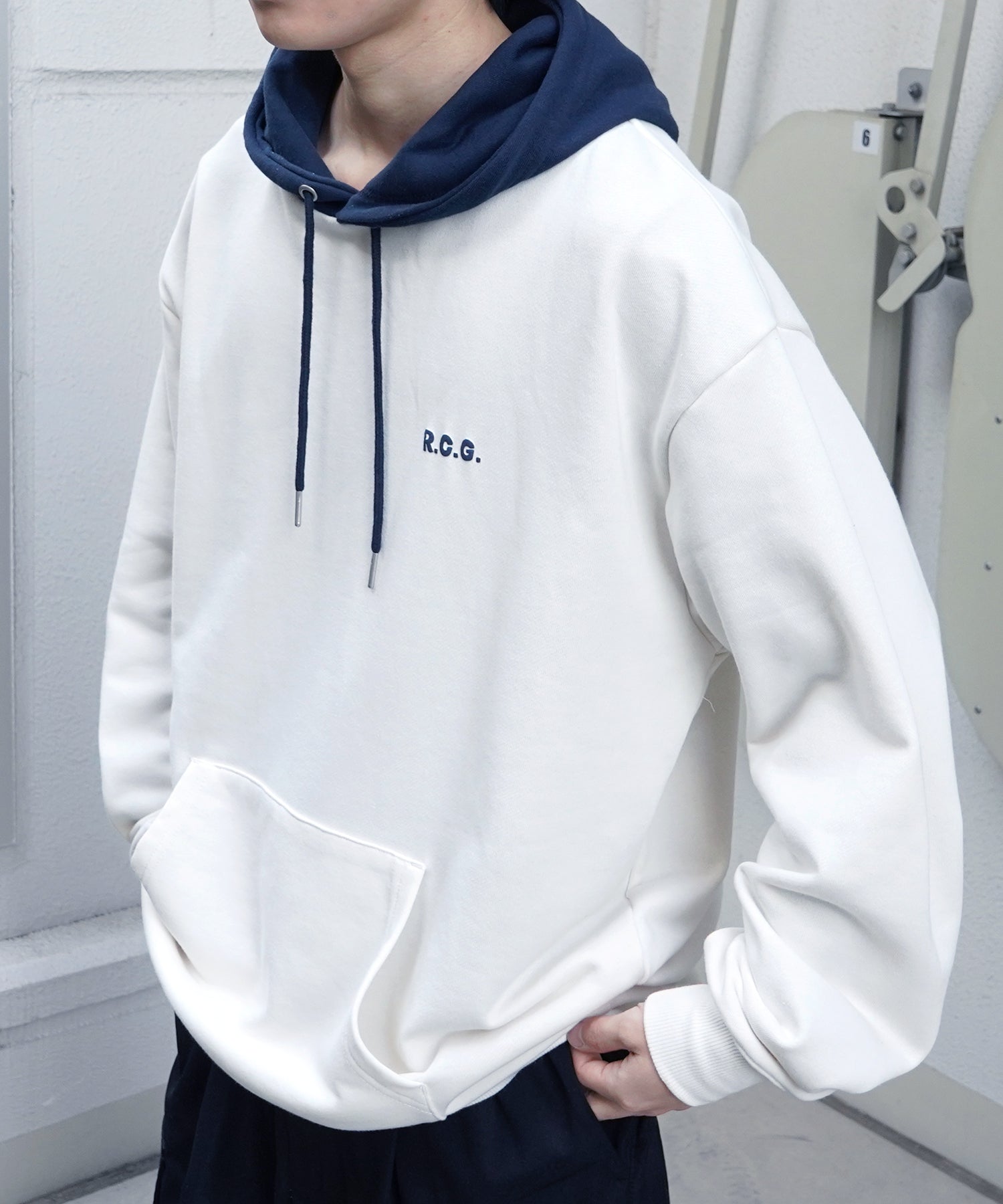 【RED CAP GIRL】24SS ビッグシルエット フロント発泡プリントプルオーバーパーカー