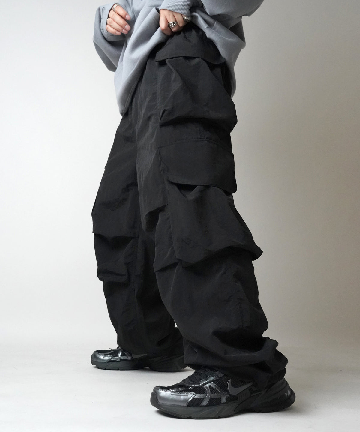 【Labordi】マルチポケット ナイロンカーゴパンツ 裾ドローコード ワイドパンツ