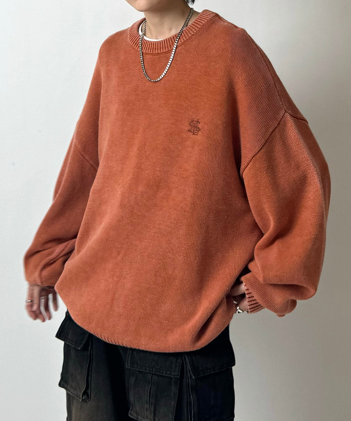 ヴィンテージライク ピグメント加工 ビッグシルエット ワンポイント刺繍 レトロプルオーバーニット