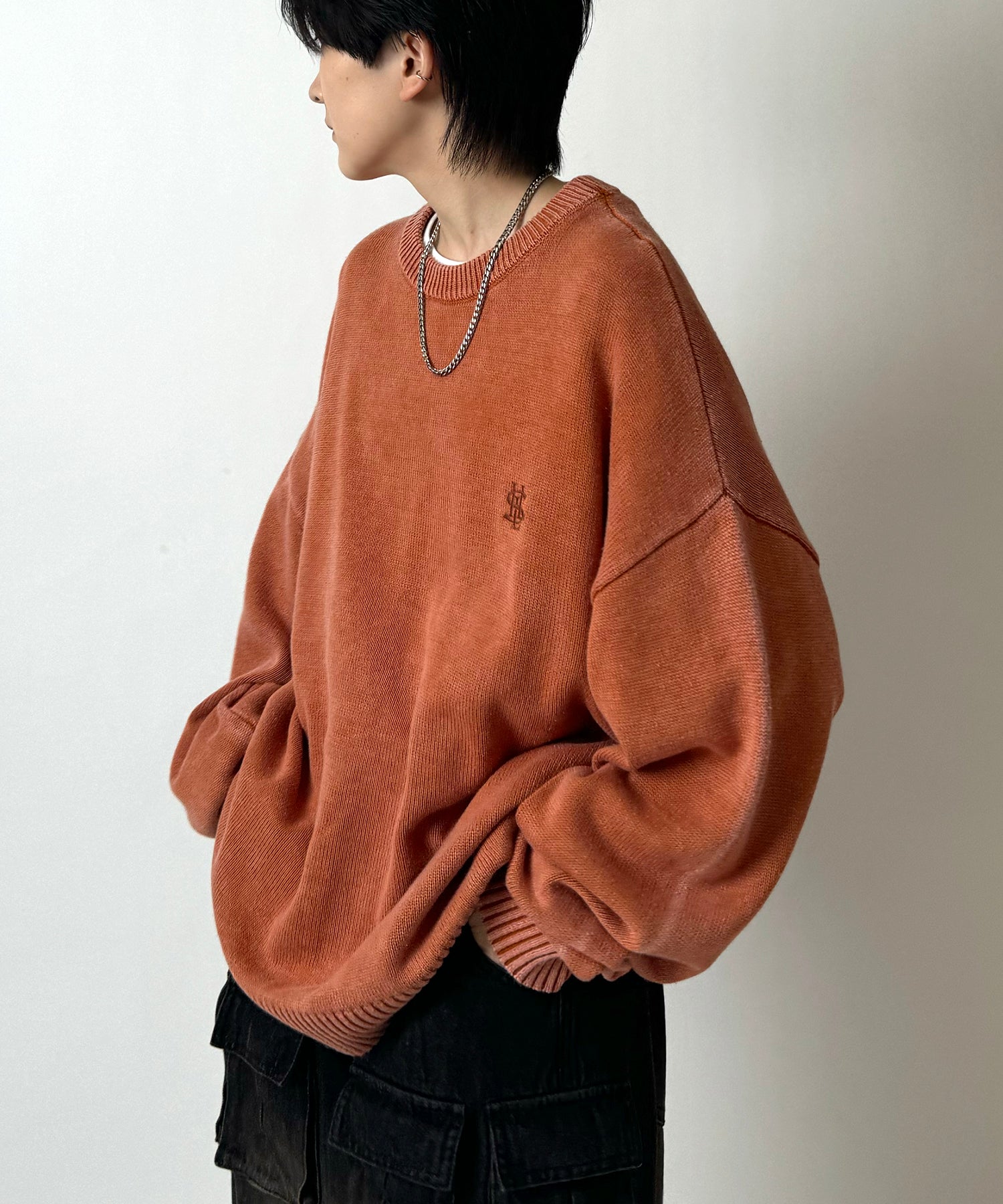 ヴィンテージライク ピグメント加工 ビッグシルエット ワンポイント刺繍 レトロプルオーバーニット