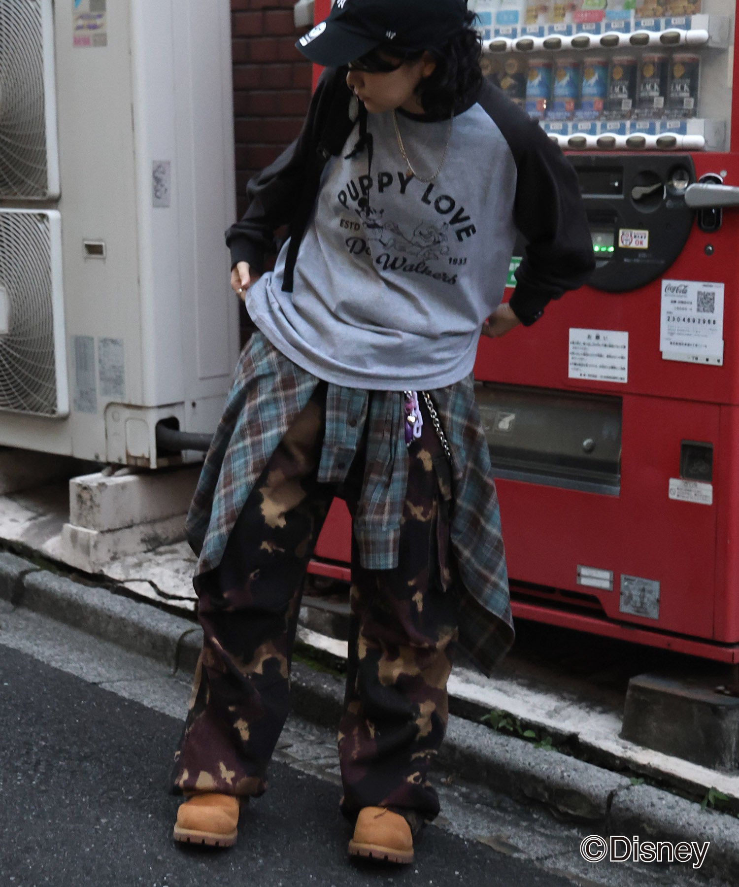 【Disney / ディズニー】ミッキー ヴィンテージライク レトログラフィック 古着風クラックプリント ビッグシルエット ラグランロンT