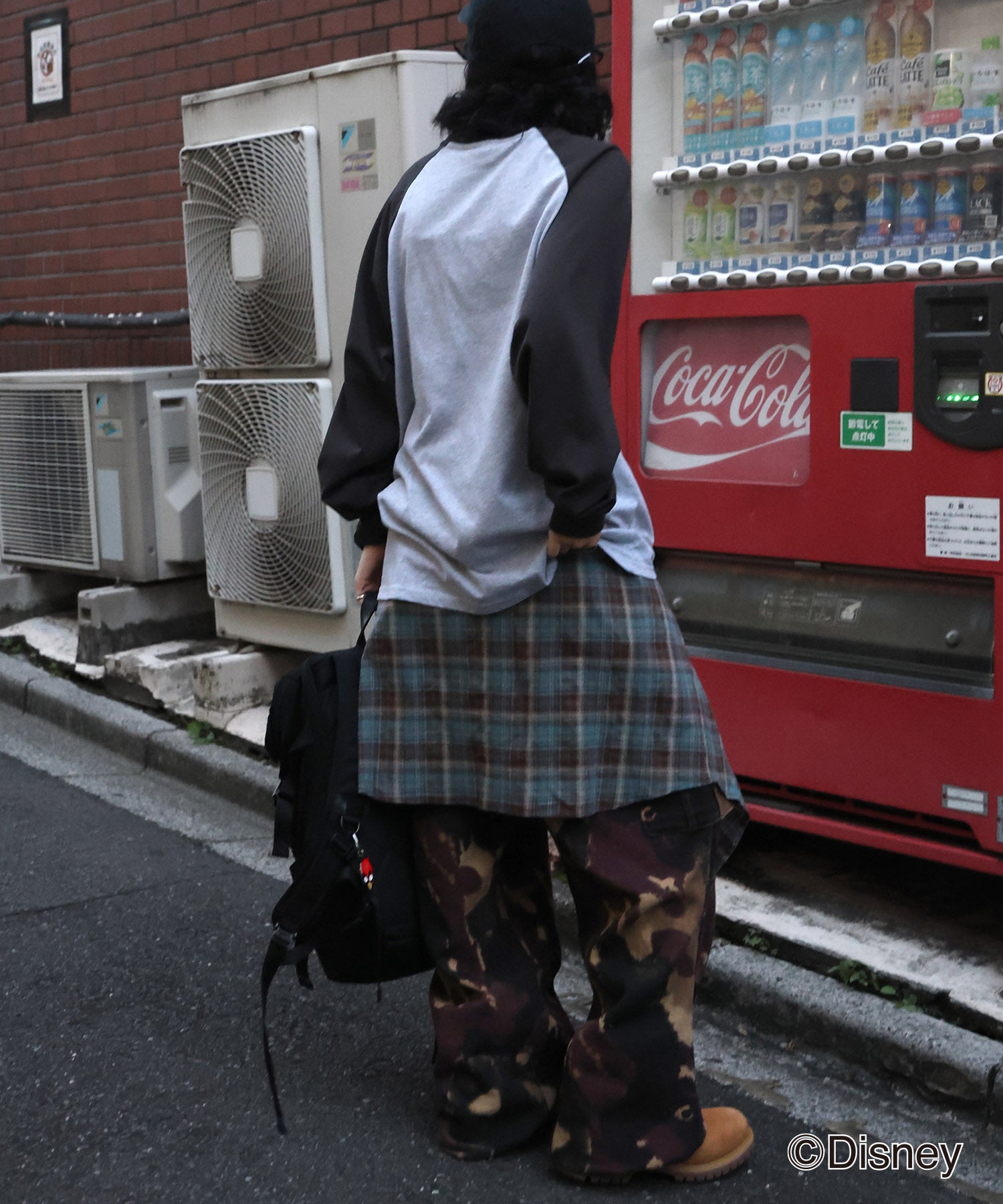 【Disney / ディズニー】ミッキー ヴィンテージライク レトログラフィック 古着風クラックプリント ビッグシルエット ラグランロンT