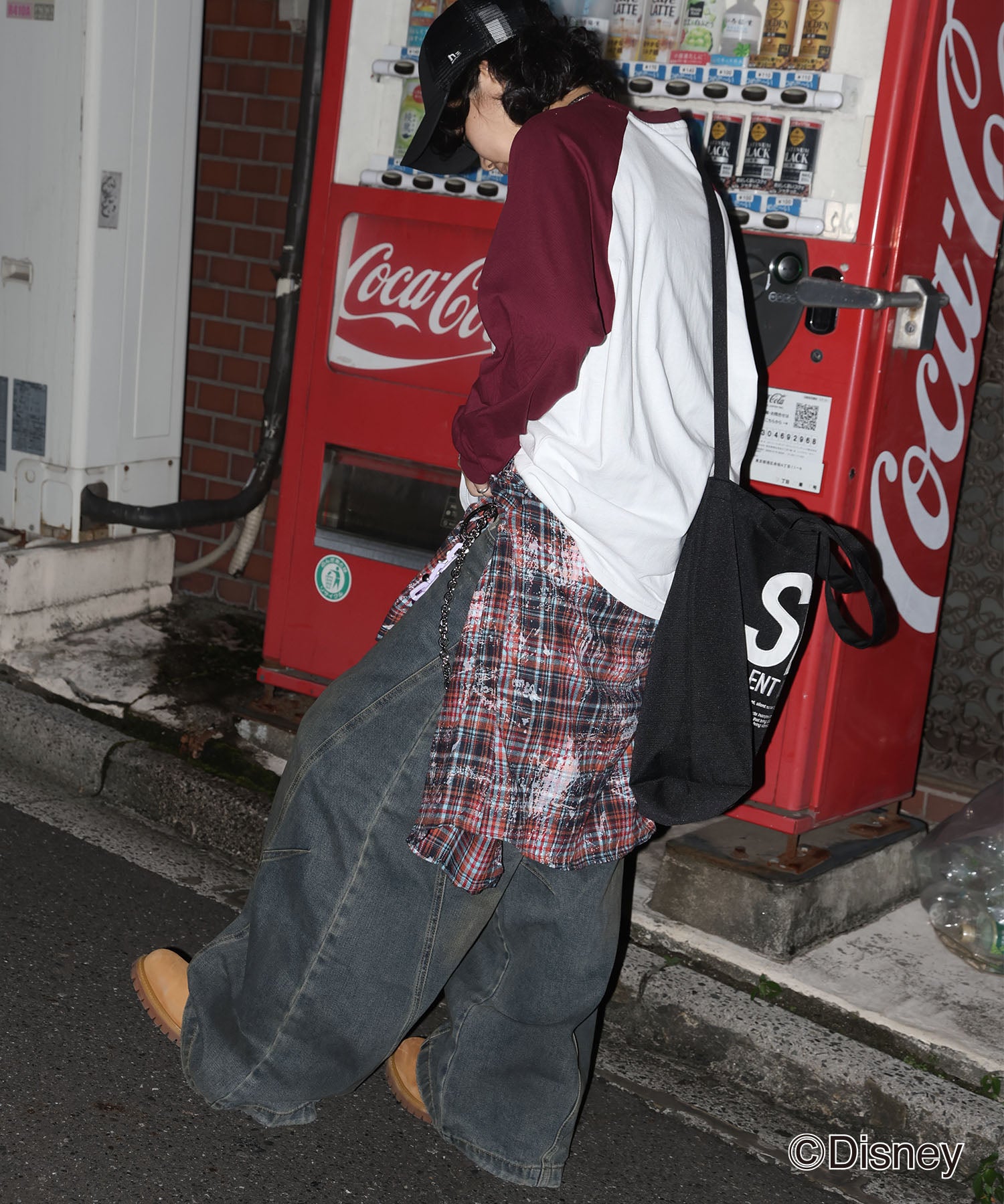 【Disney / ディズニー】ミッキー ヴィンテージライク レトログラフィック 古着風クラックプリント ビッグシルエット ラグランロンT