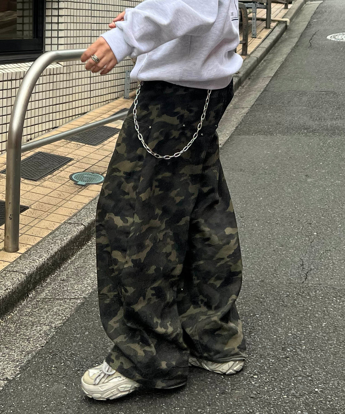 カモ総柄 ダブルニー スタッズ カーブパンツ