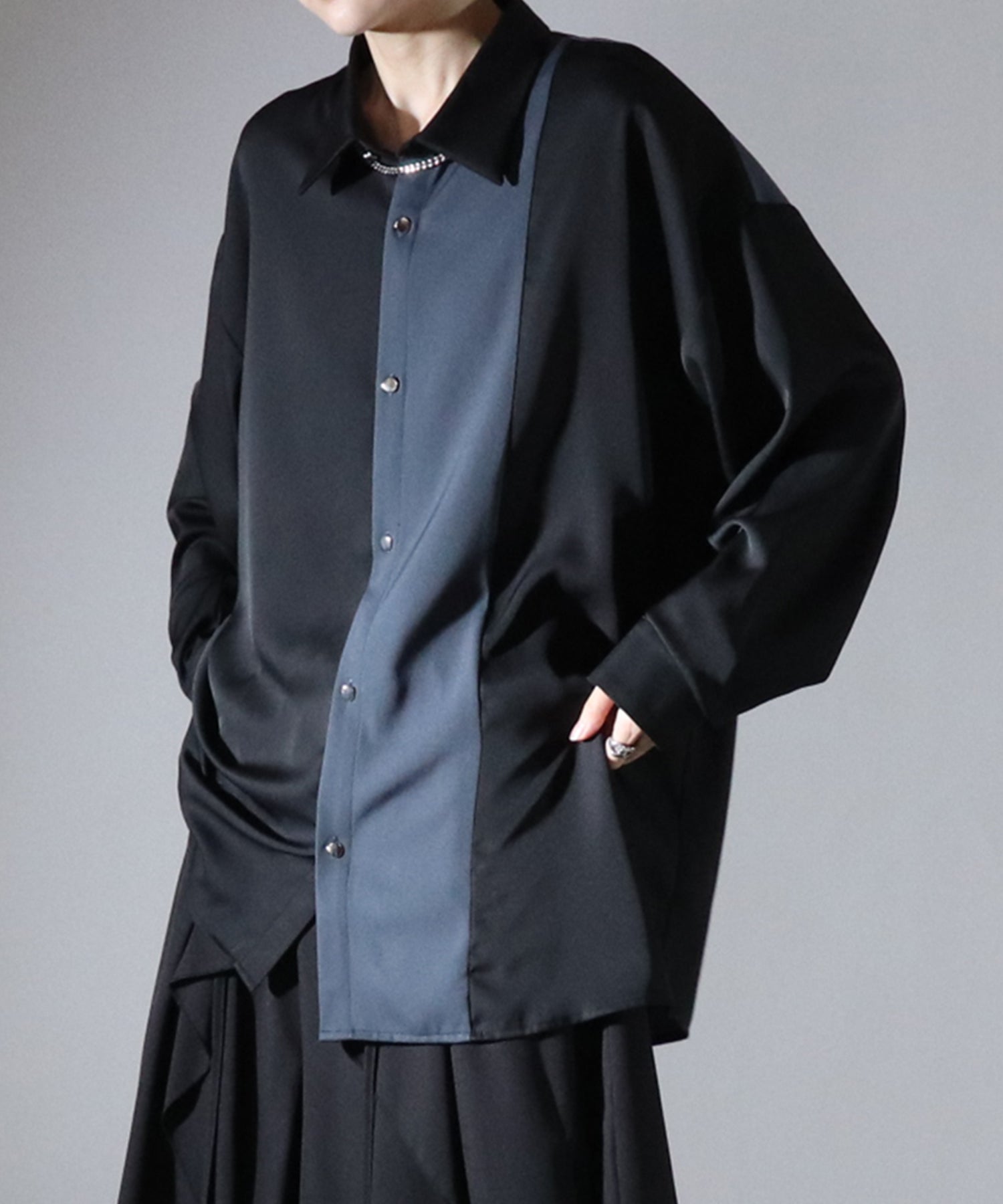 アシンメトリーキリカエ ドレープとろみ ビッグシルエット長袖シャツ