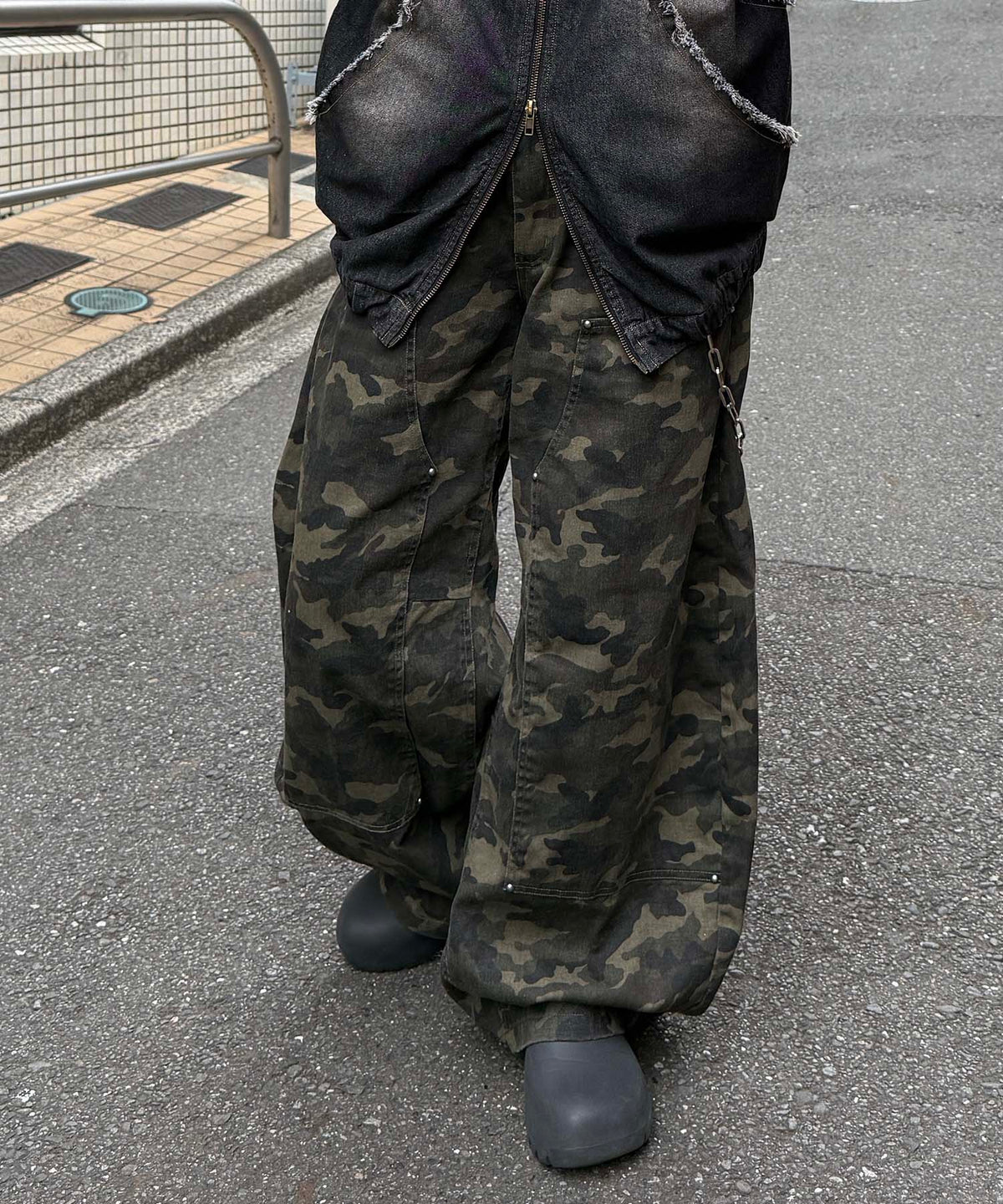 カモ総柄 ダブルニー スタッズ カーブパンツ