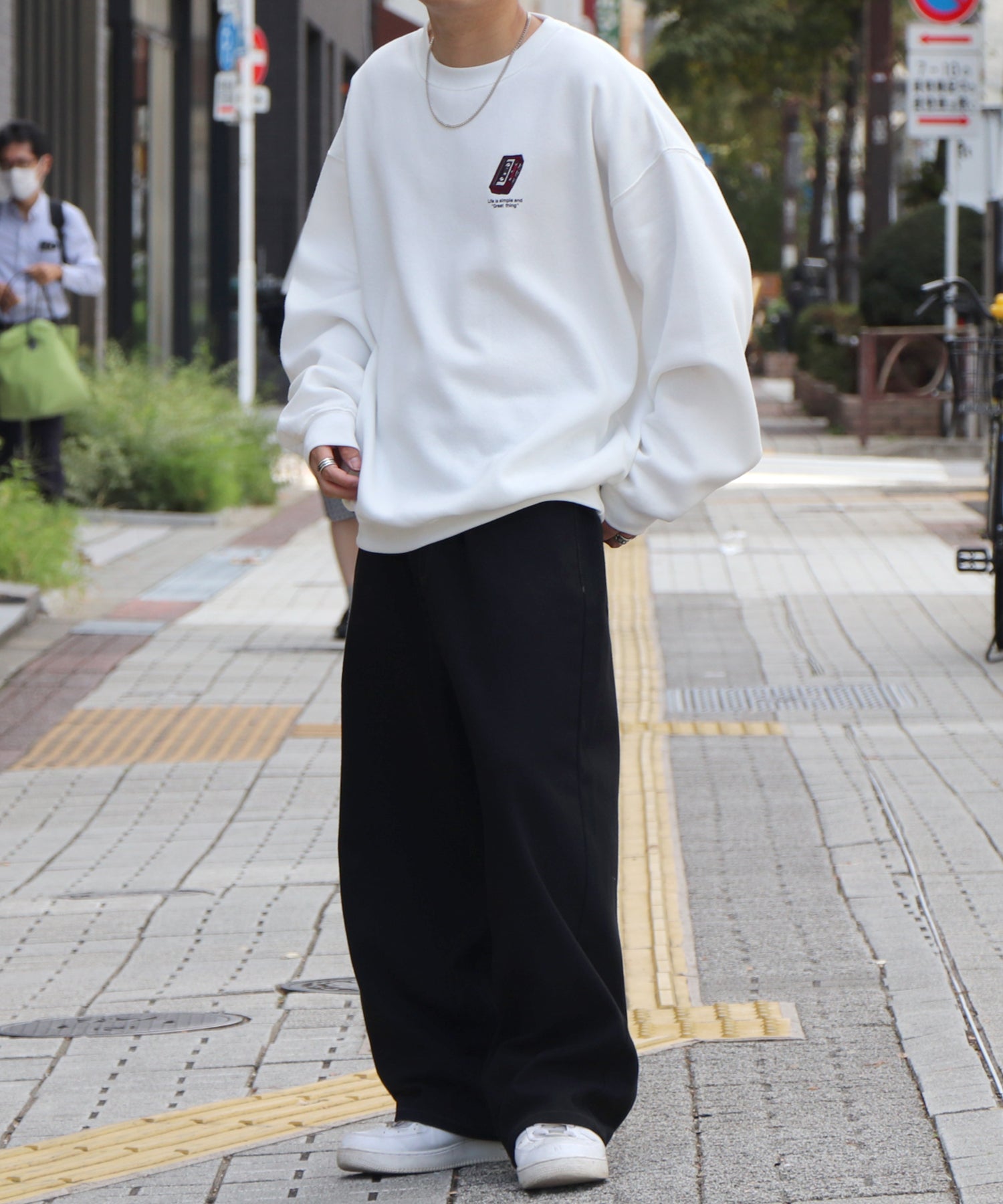 ヘッドホンガール イラストバックプリント / ワンポイント刺繍 ビッグシルエット プルオーバースウェット