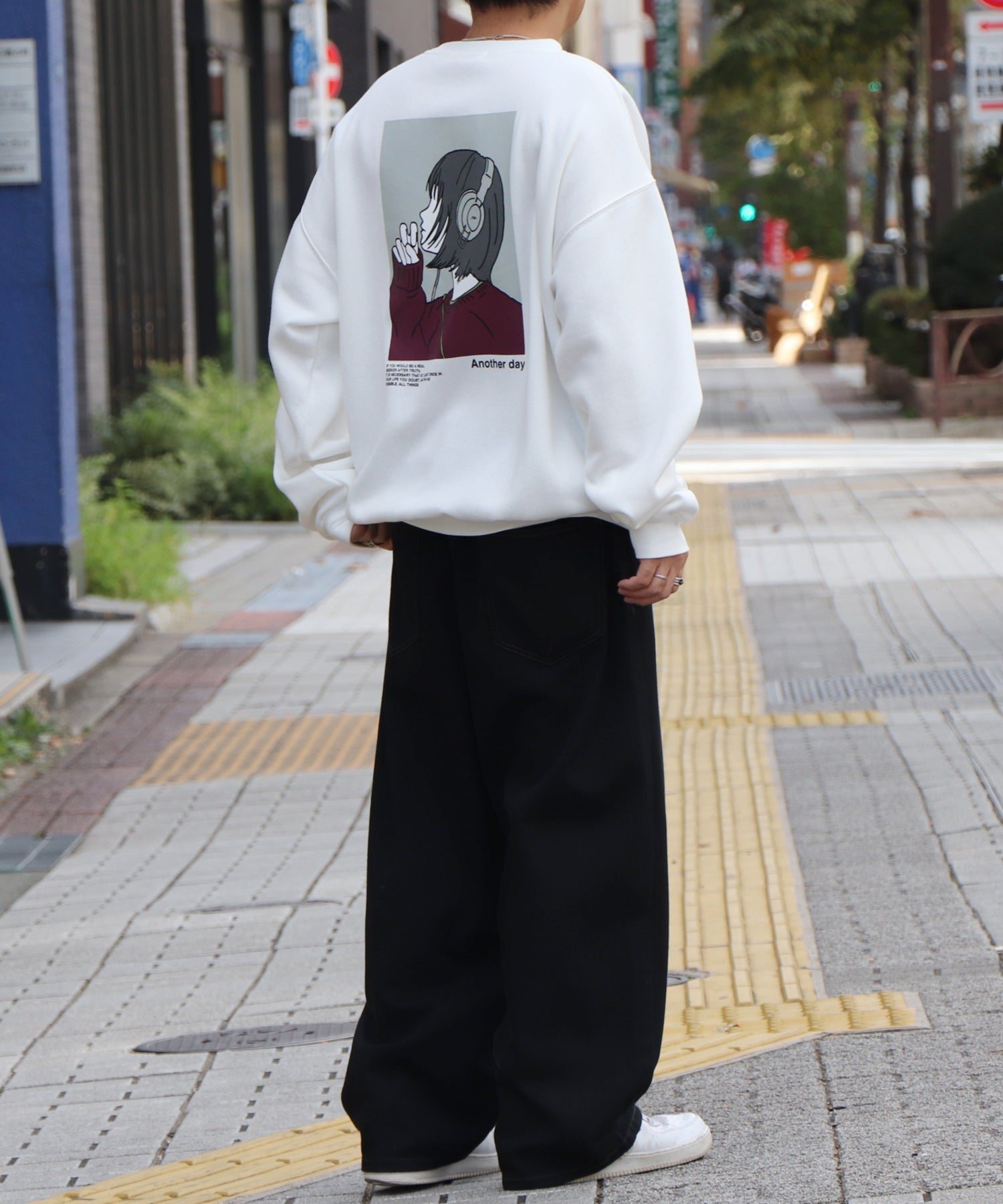 ヘッドホンガール イラストバックプリント / ワンポイント刺繍 ビッグシルエット プルオーバースウェット