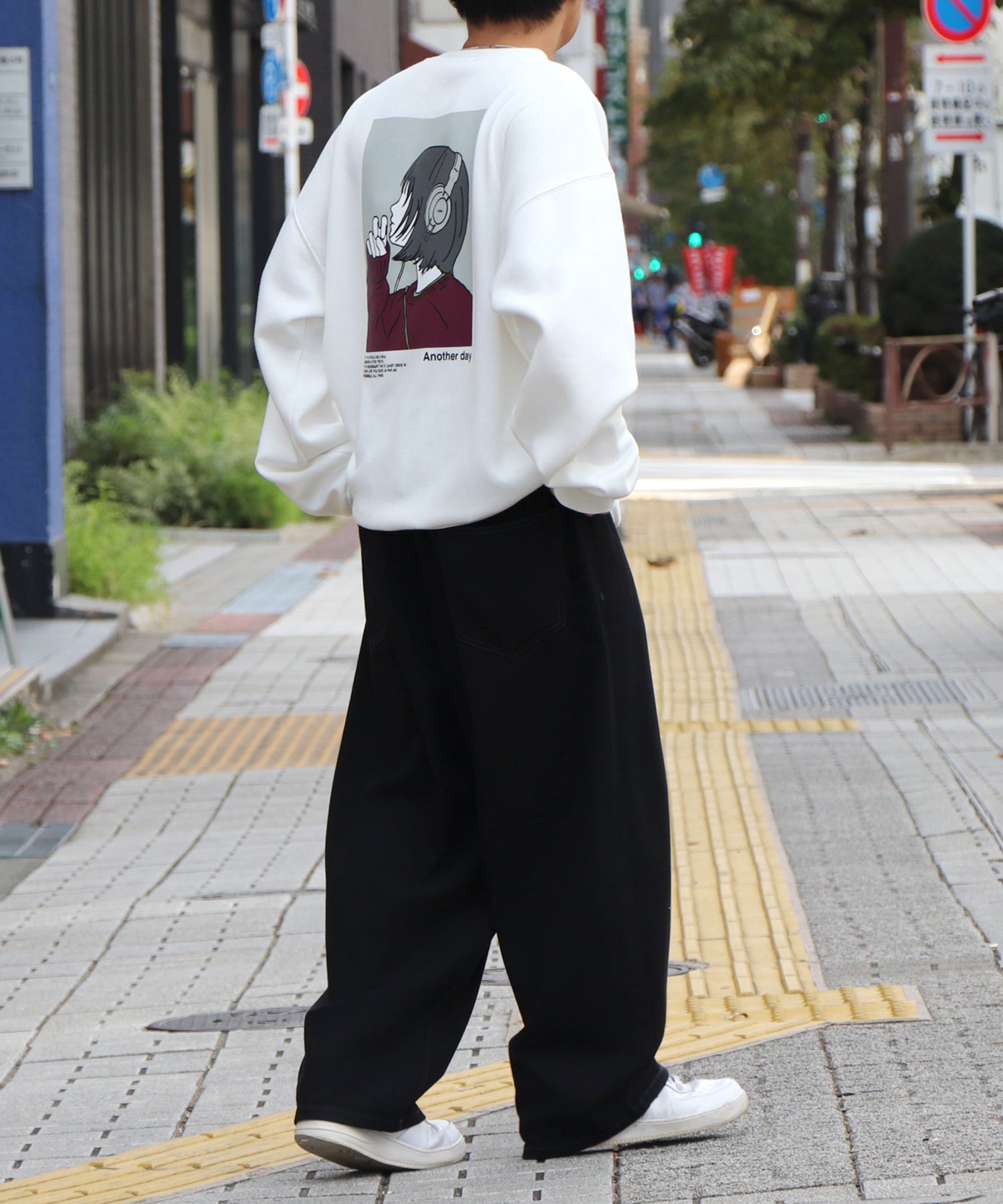 ヘッドホンガール イラストバックプリント / ワンポイント刺繍 ビッグシルエット プルオーバースウェット