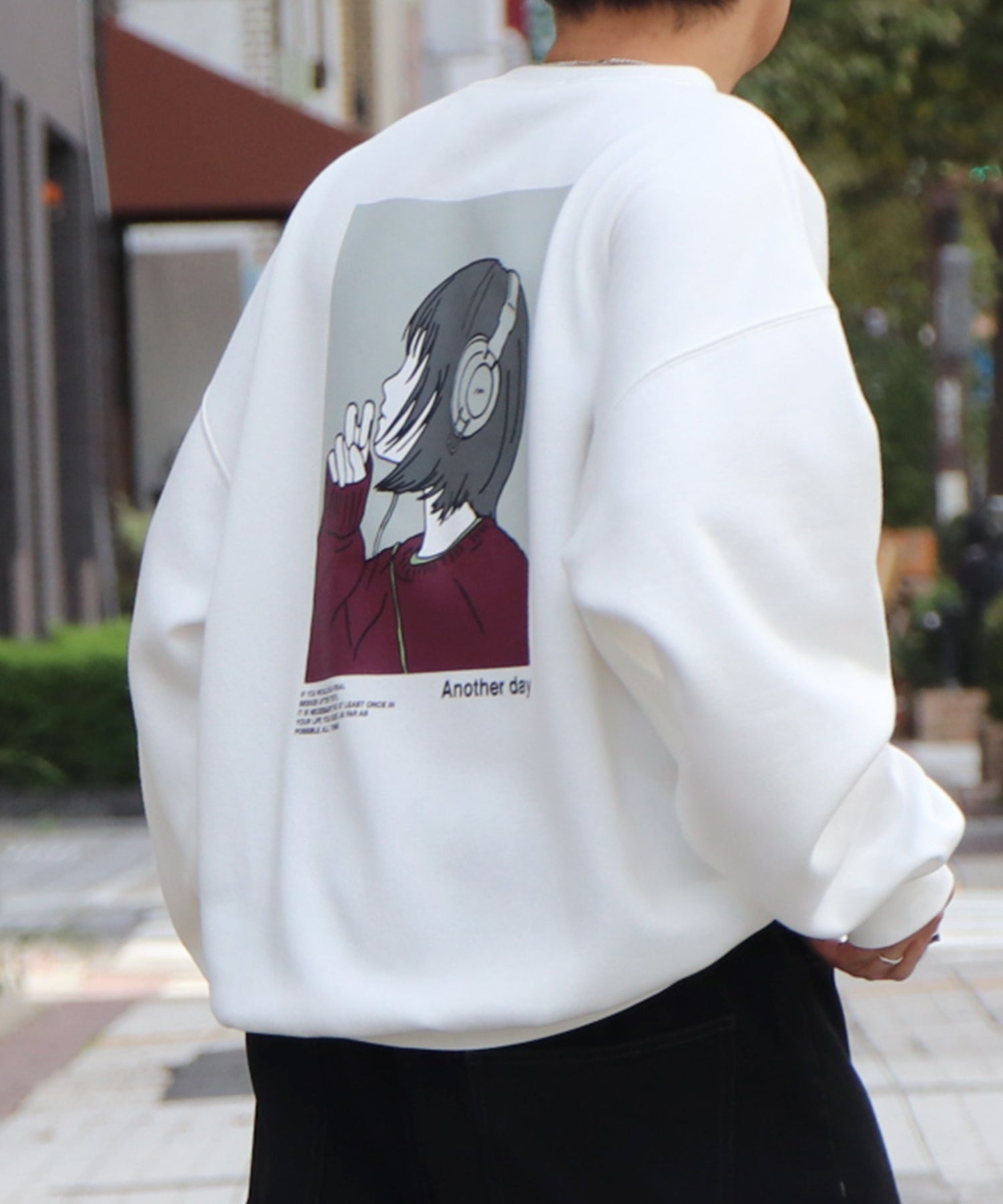 ヘッドホンガール イラストバックプリント / ワンポイント刺繍 ビッグシルエット プルオーバースウェット